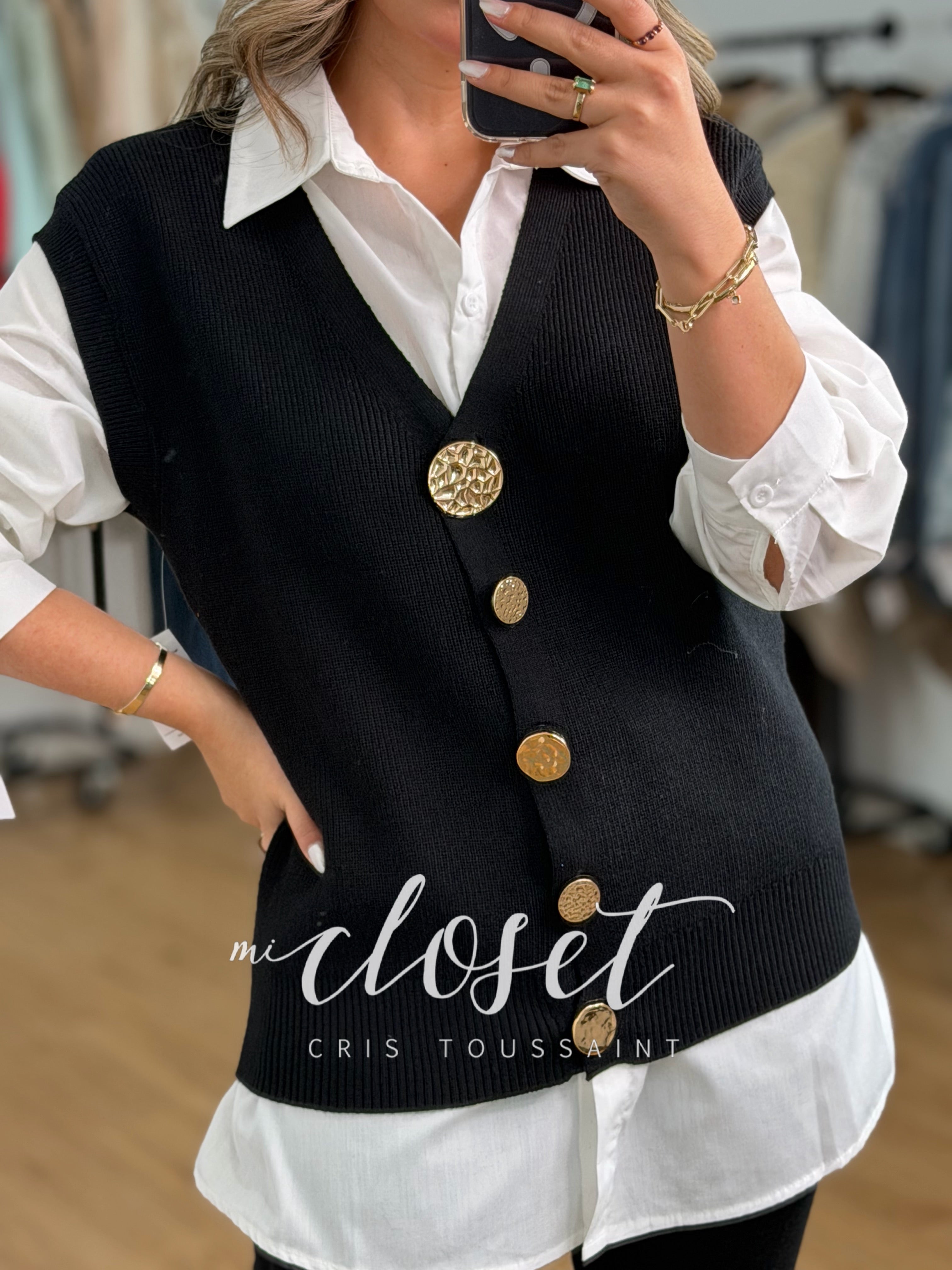 CHALECO CON CAMISA (DOS PIEZAS) DETALLE EN BOTONES