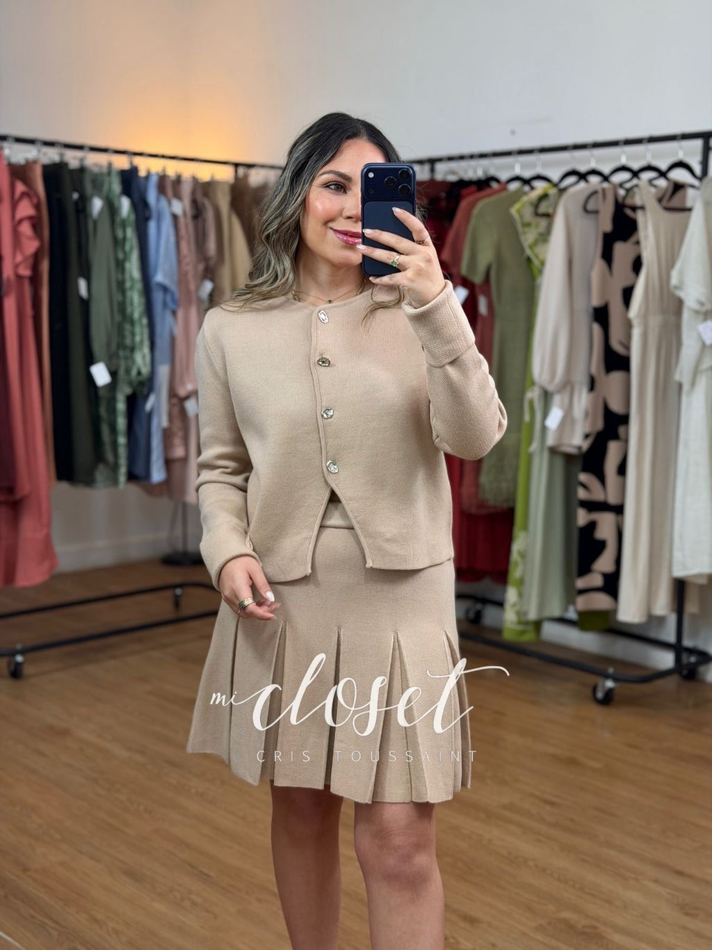 CONJUNTO DE PUNTO, FALDA TABLEADA CON SWEATER Y BOTONES PLATEADOS