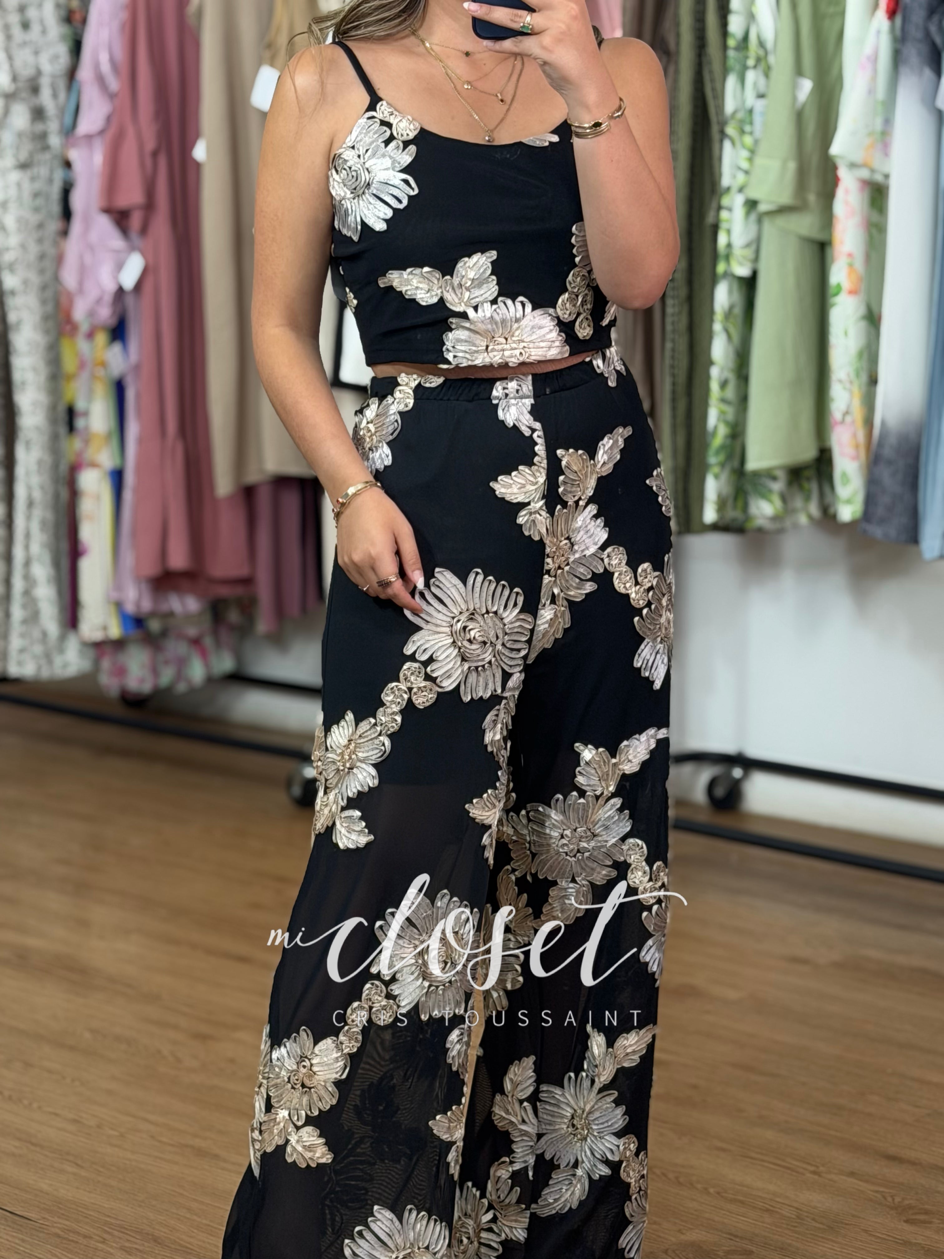 CONJUNTO LIGERO CON TRANSPARENCIAS (FORRO EN SHORT), APLICACIONES DE FLORES DE LISTÓN