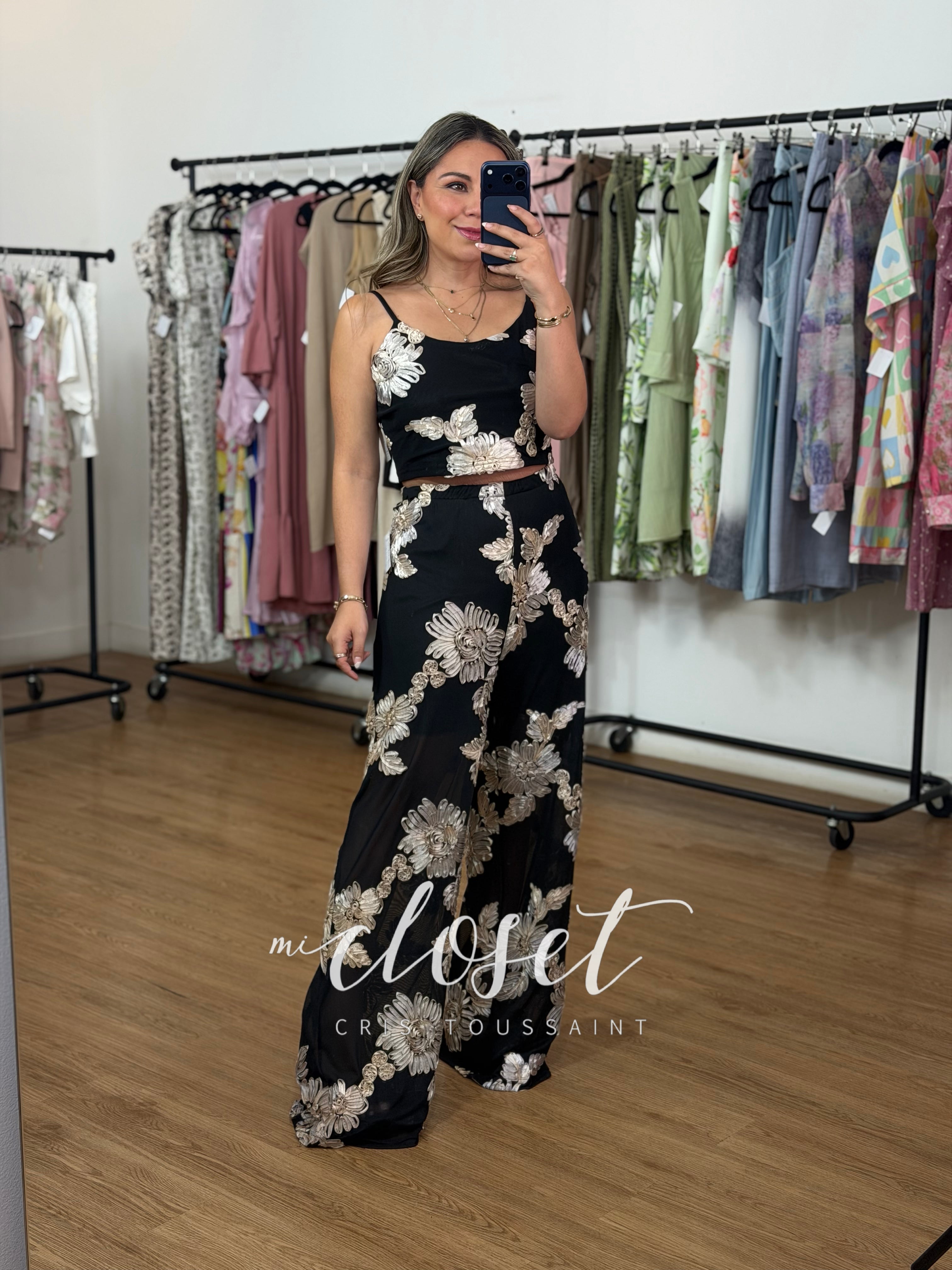 CONJUNTO LIGERO CON TRANSPARENCIAS (FORRO EN SHORT), APLICACIONES DE FLORES DE LISTÓN