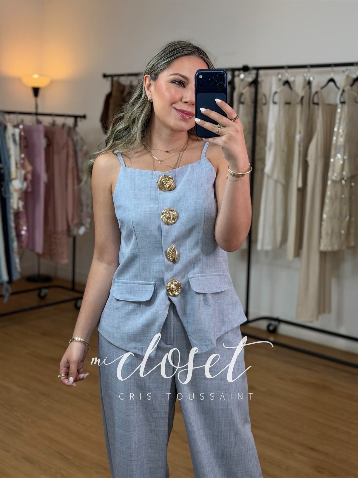 Conjunto ligero de pantalón y chaleco con botones gigantes y tirantes.