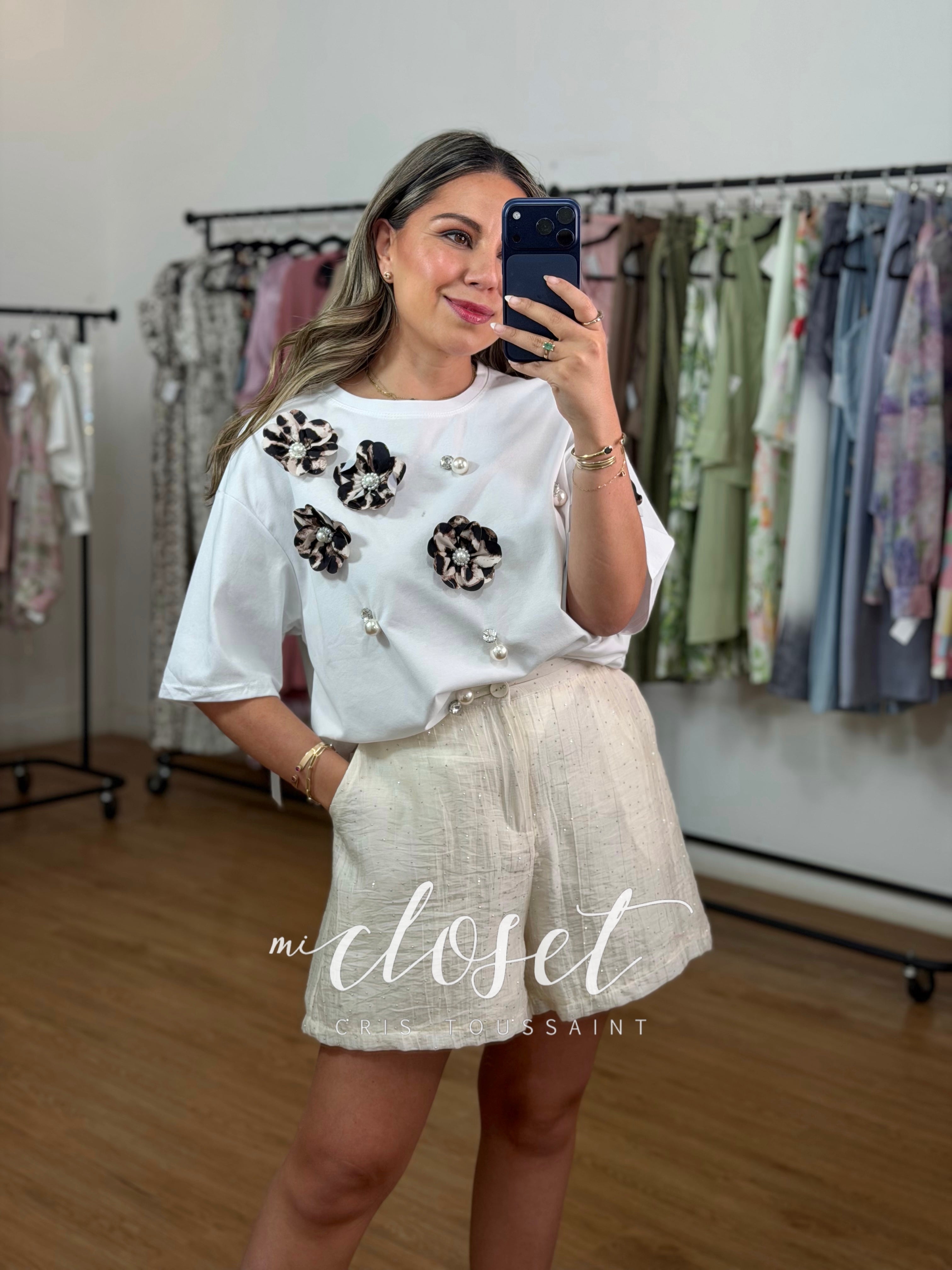 TEESHIRT CON APLICACIONES DE FLORES GIGANTES Y PEDRERÍA