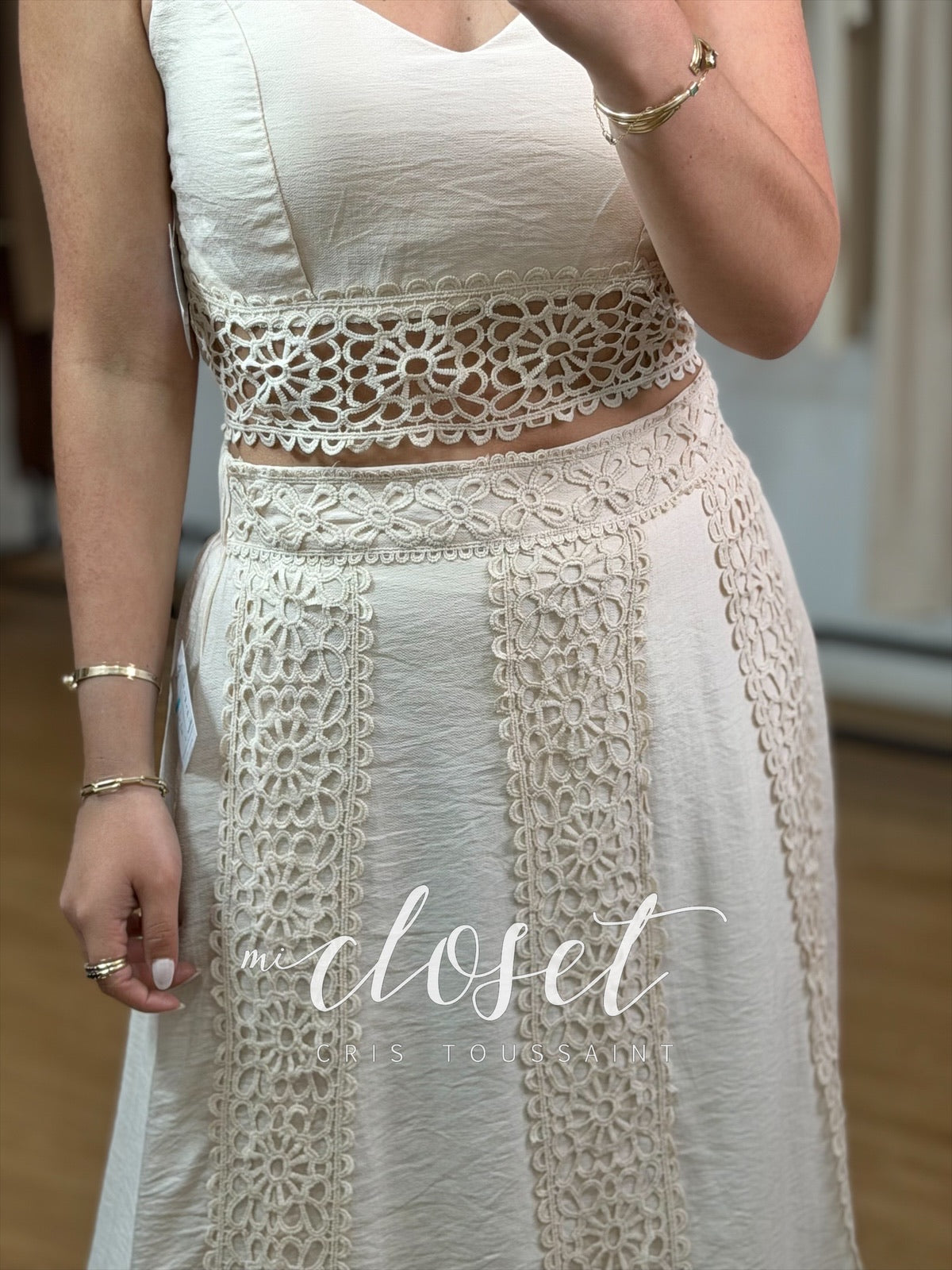 Conjunto ligero de top y falda con detalles de encaje.