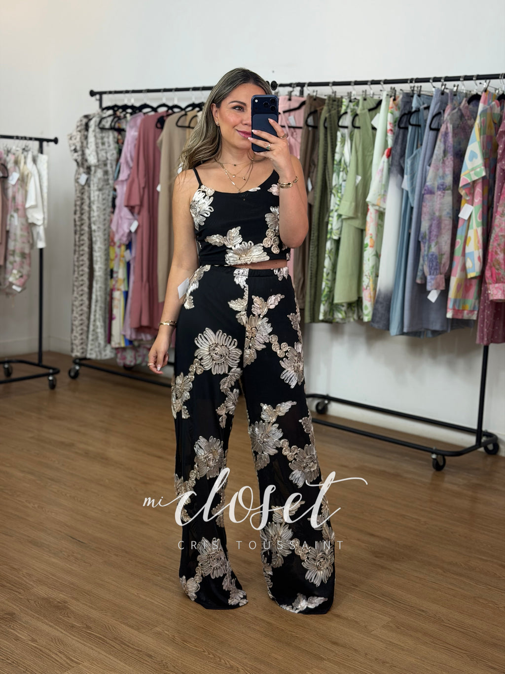 CONJUNTO LIGERO CON TRANSPARENCIAS (FORRO EN SHORT), APLICACIONES DE FLORES DE LISTÓN