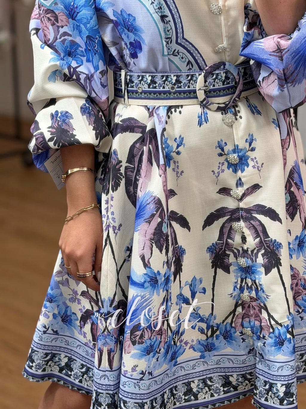 VESTIDO LIGERO CON ESTAMPADO DE FLORES Y DETALLE EN BOTONES