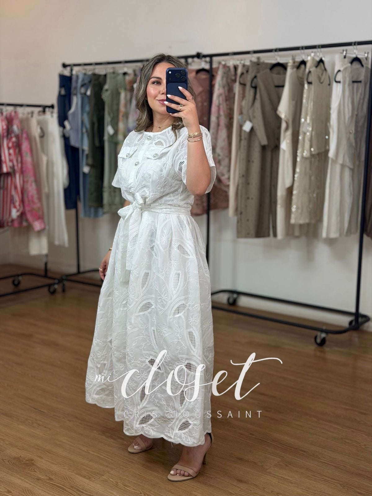VESTIDO CALADO CON FORRO, CINTA AJUSTABLE Y BOTONES DE PERLA