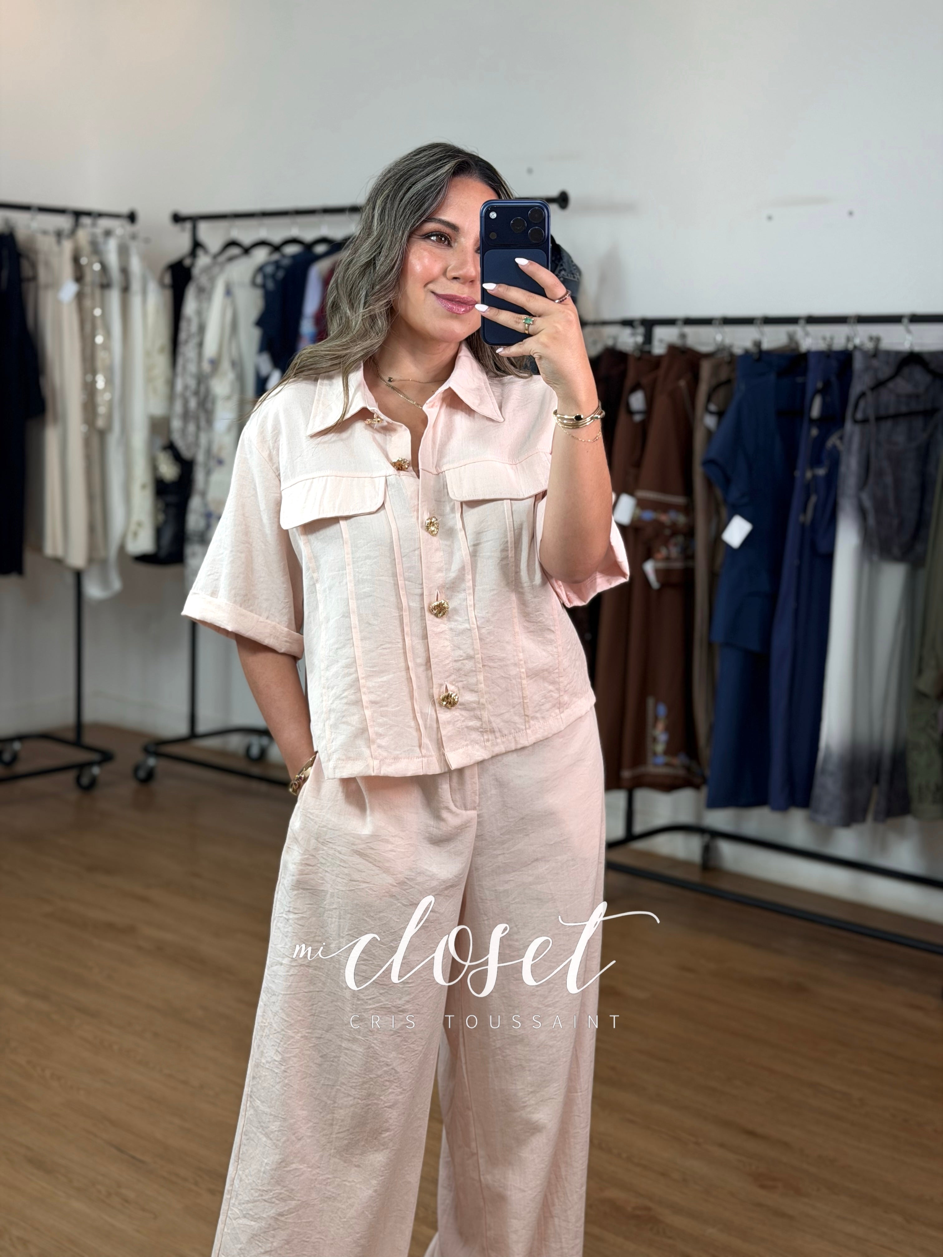 CONJUNTO TIPO LINO, PANTALÓN Y CAMISA CORTA CON BOTONES DORADOS