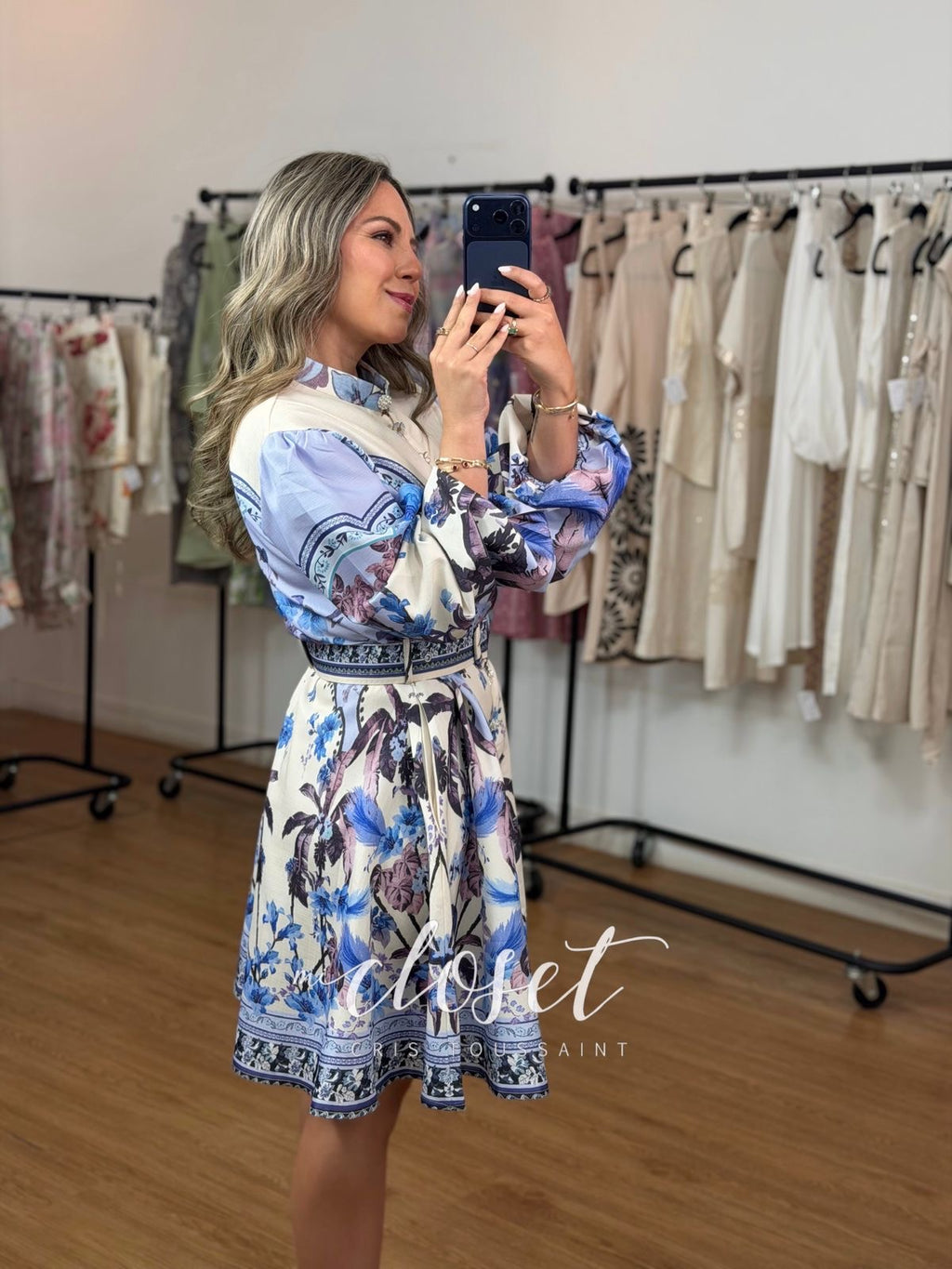 VESTIDO LIGERO CON ESTAMPADO DE FLORES Y DETALLE EN BOTONES