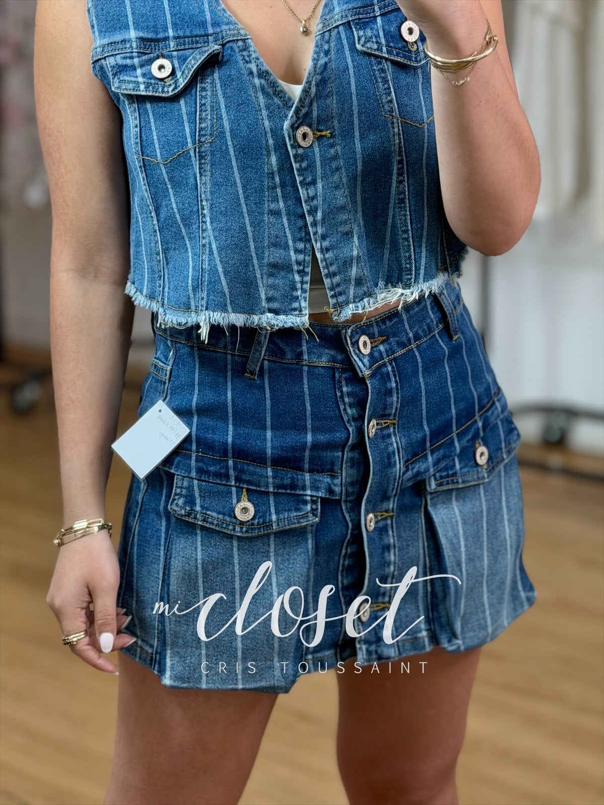 Conjunto de mezclilla falda short y chaleco, stretch.