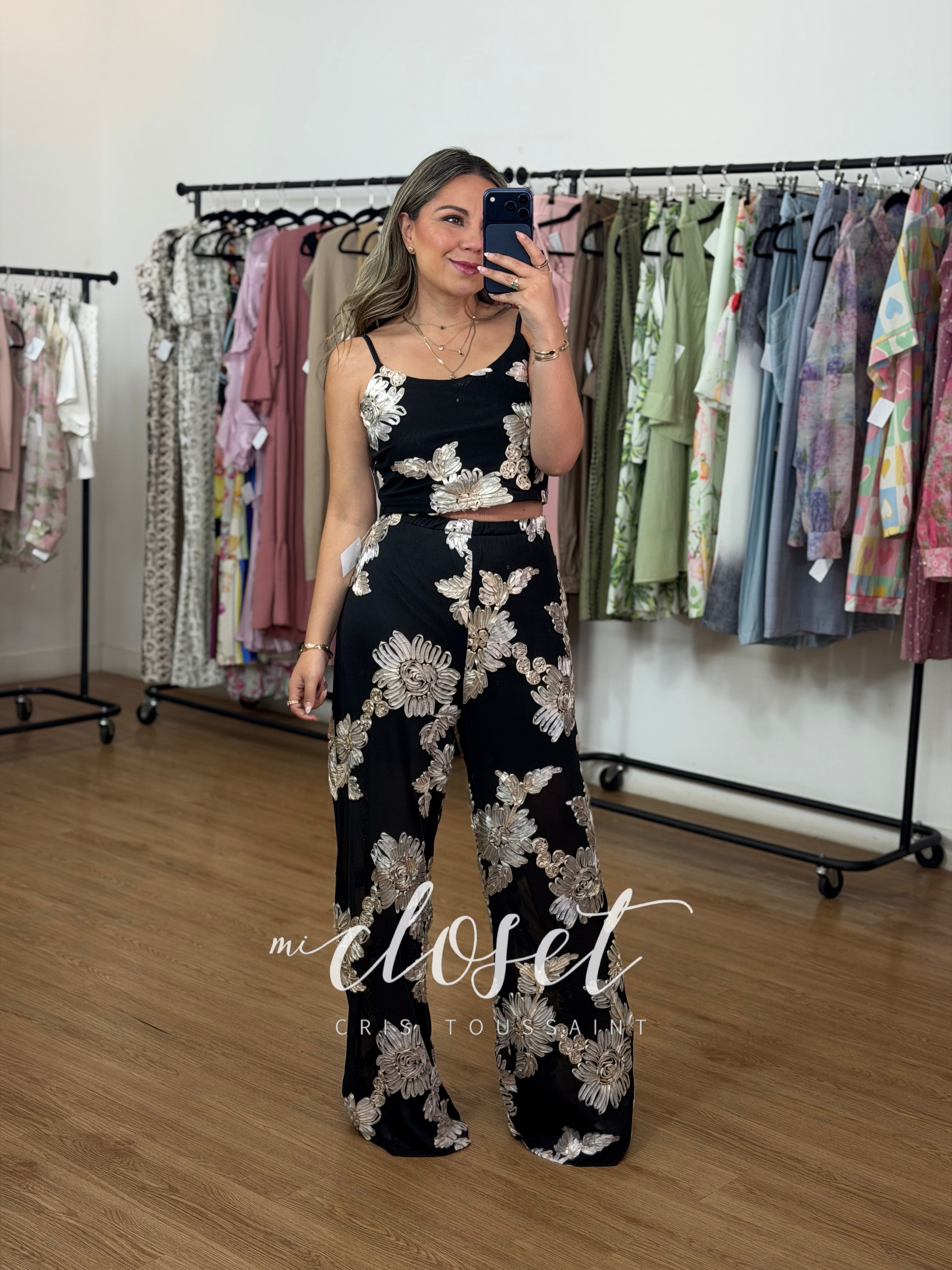CONJUNTO LIGERO CON TRANSPARENCIAS (FORRO EN SHORT), APLICACIONES DE FLORES DE LISTÓN