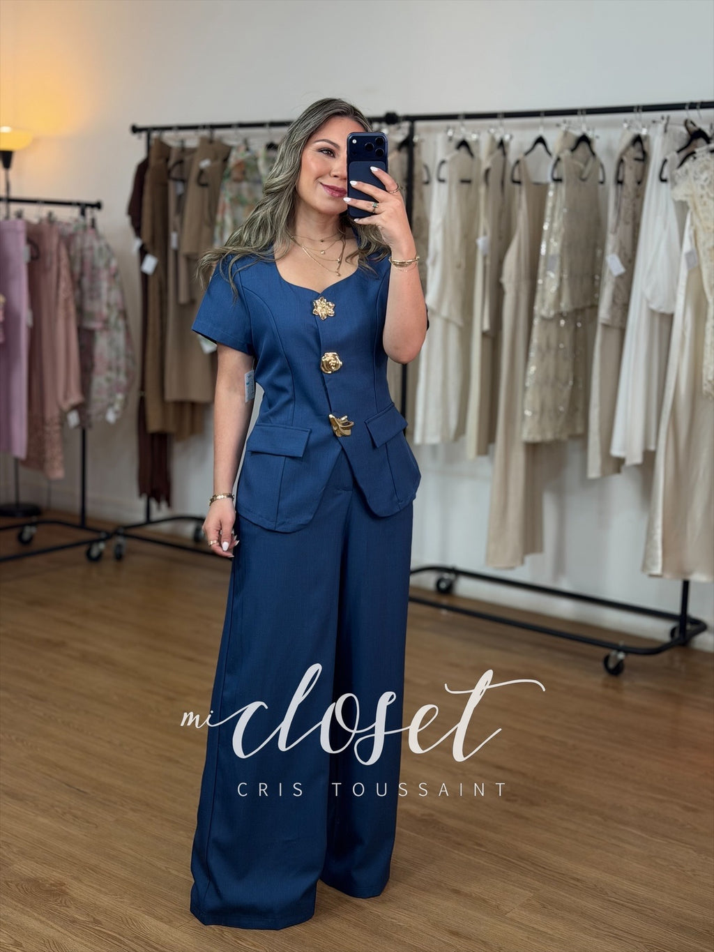 Conjunto con botones dorados.