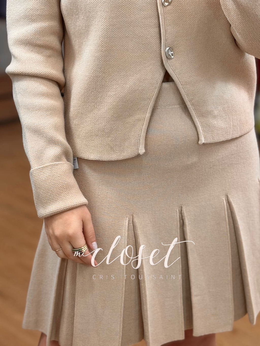 CONJUNTO DE PUNTO, FALDA TABLEADA CON SWEATER Y BOTONES PLATEADOS