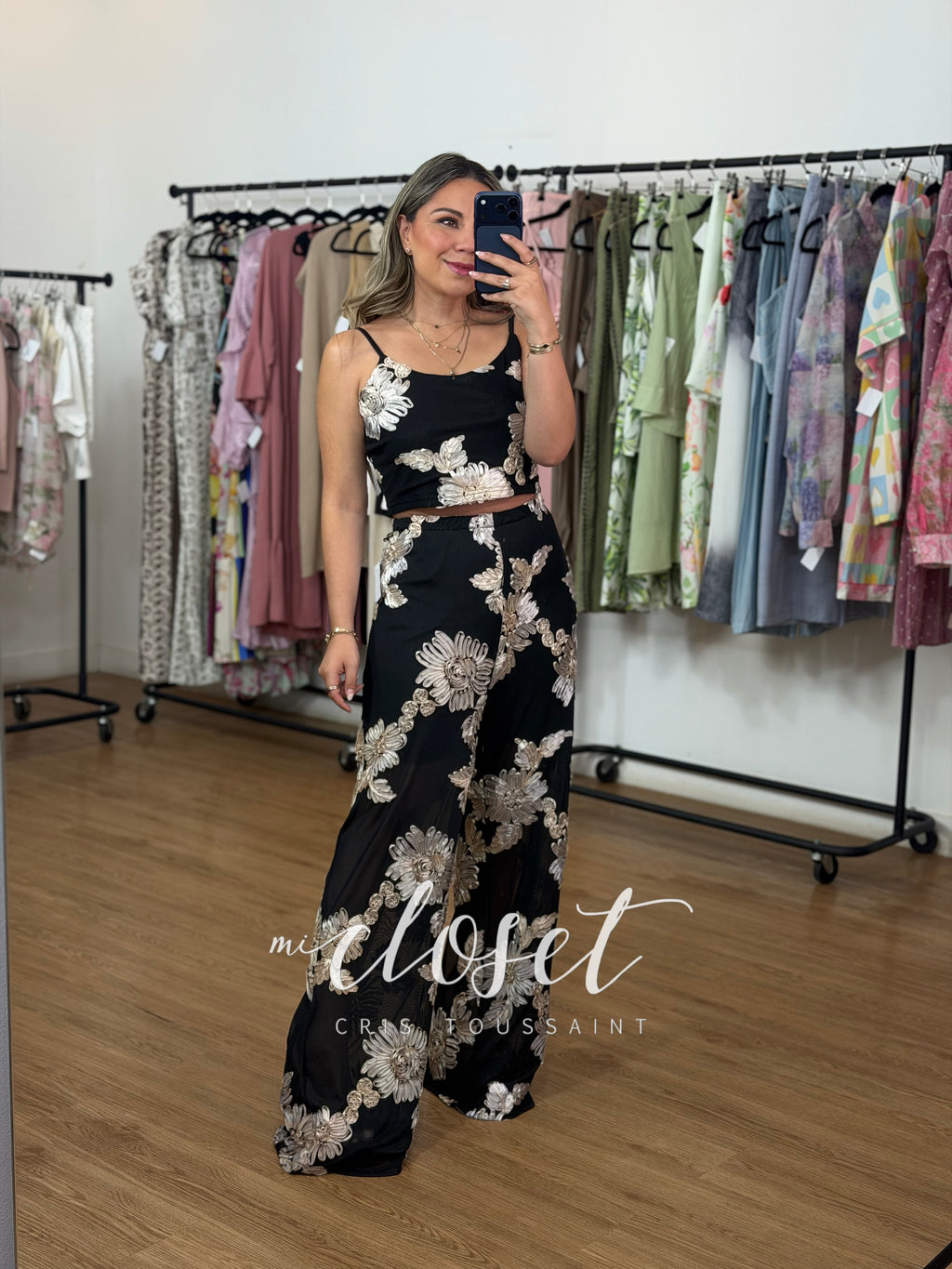 CONJUNTO LIGERO CON TRANSPARENCIAS (FORRO EN SHORT), APLICACIONES DE FLORES DE LISTÓN