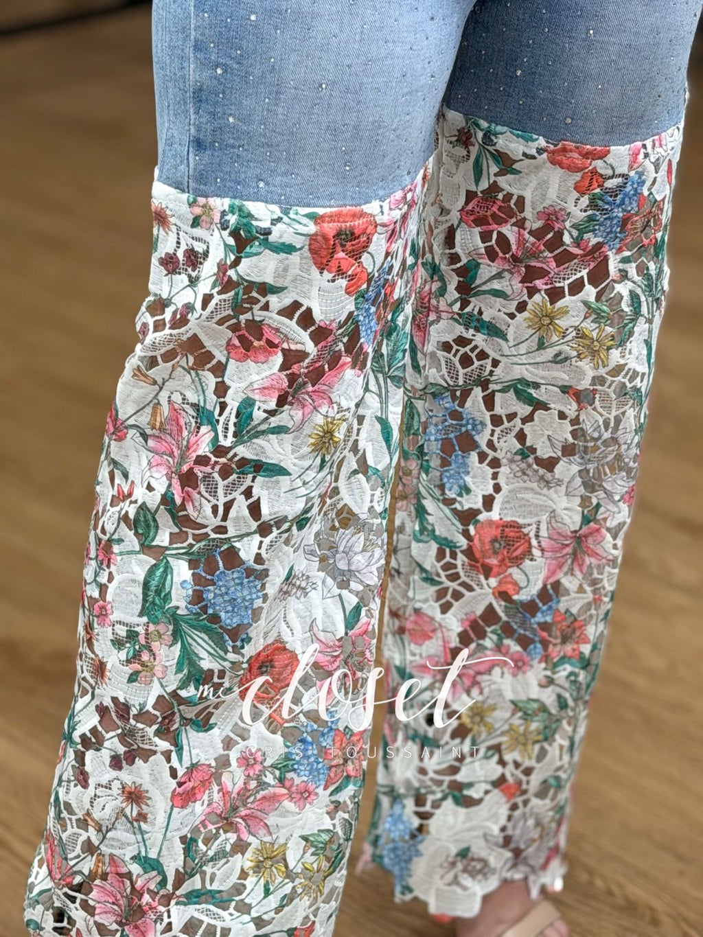 JEANS RECTOS DOBLE TEXTURA, (DESTELLOS DE BRILLOS EN MEZCLILLA Y ENCAJE)