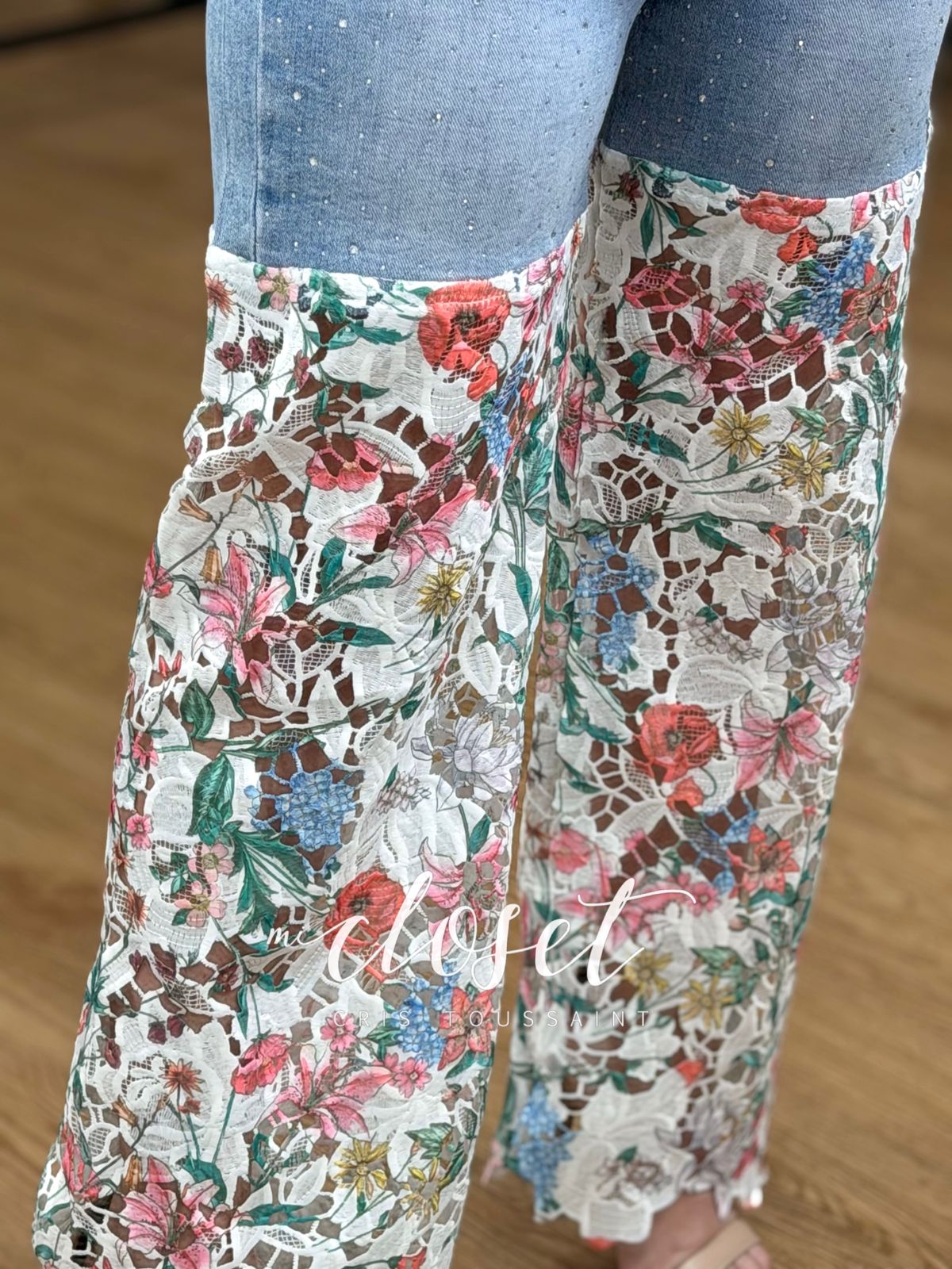 JEANS RECTOS DOBLE TEXTURA, (DESTELLOS DE BRILLOS EN MEZCLILLA Y ENCAJE)