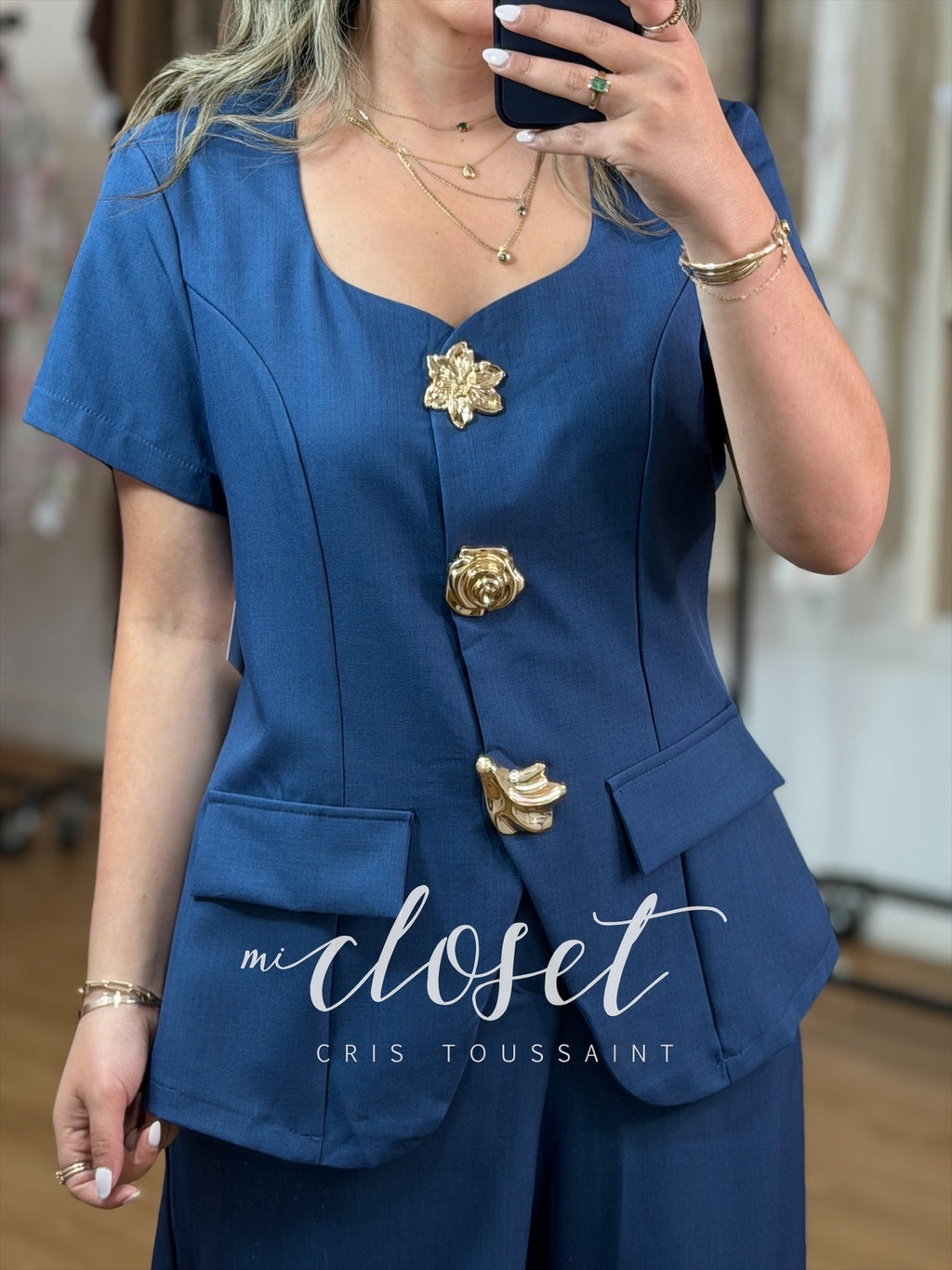 Conjunto con botones dorados.