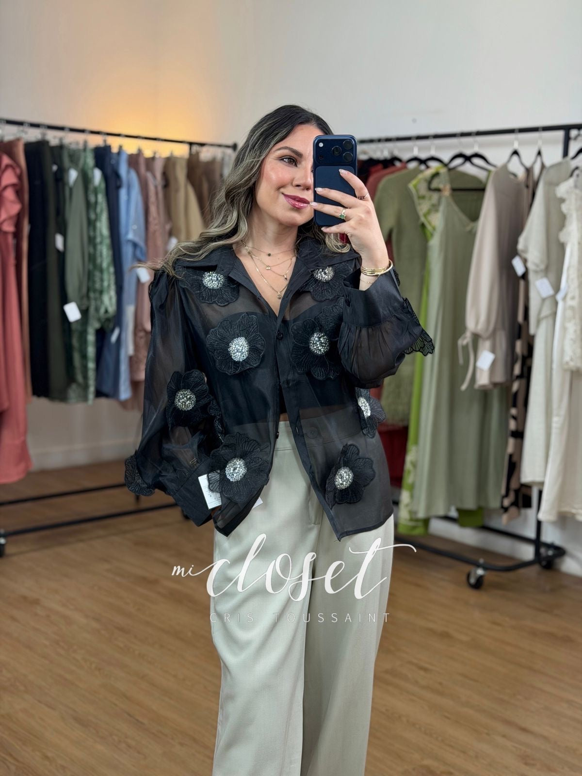 CAMISA SEMI TRANSPARENTE CON APLICACIONES DE FLORES CON LENTEJUELA, CHAQUIRA Y PERLITAS