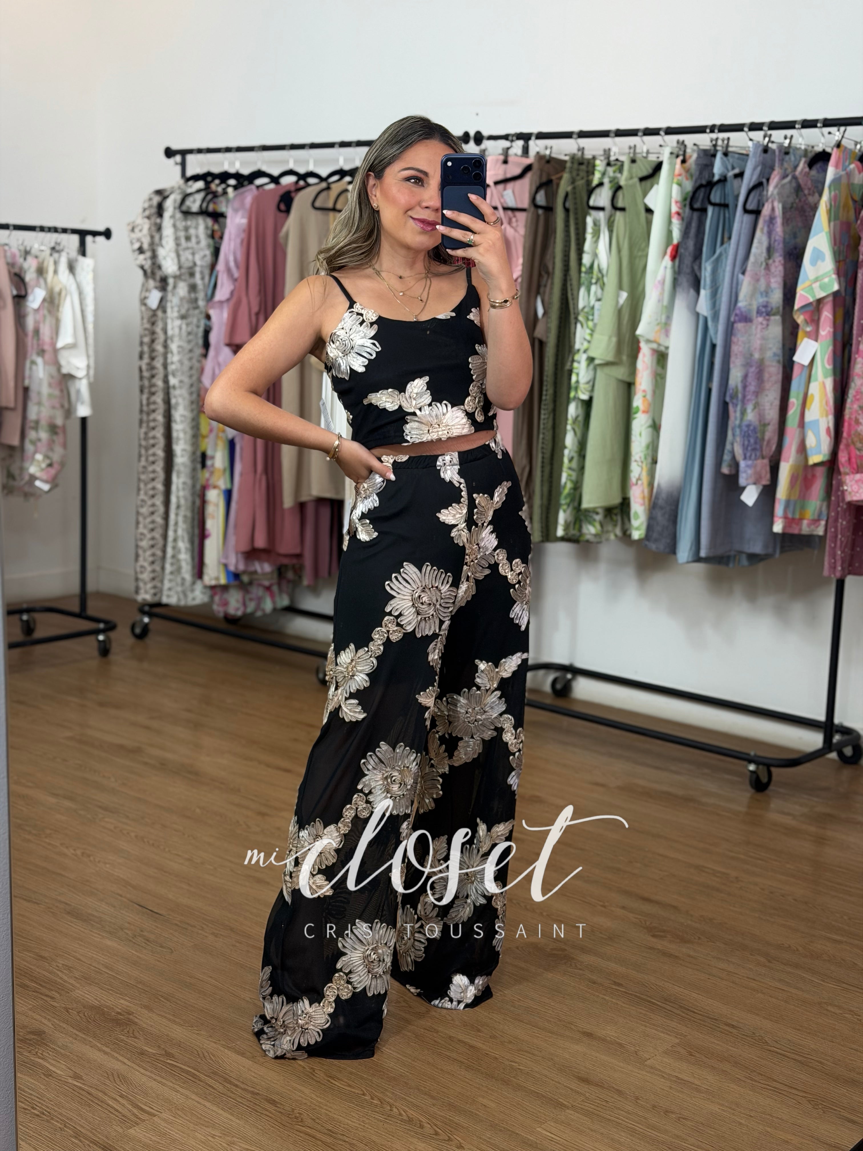 CONJUNTO LIGERO CON TRANSPARENCIAS (FORRO EN SHORT), APLICACIONES DE FLORES DE LISTÓN