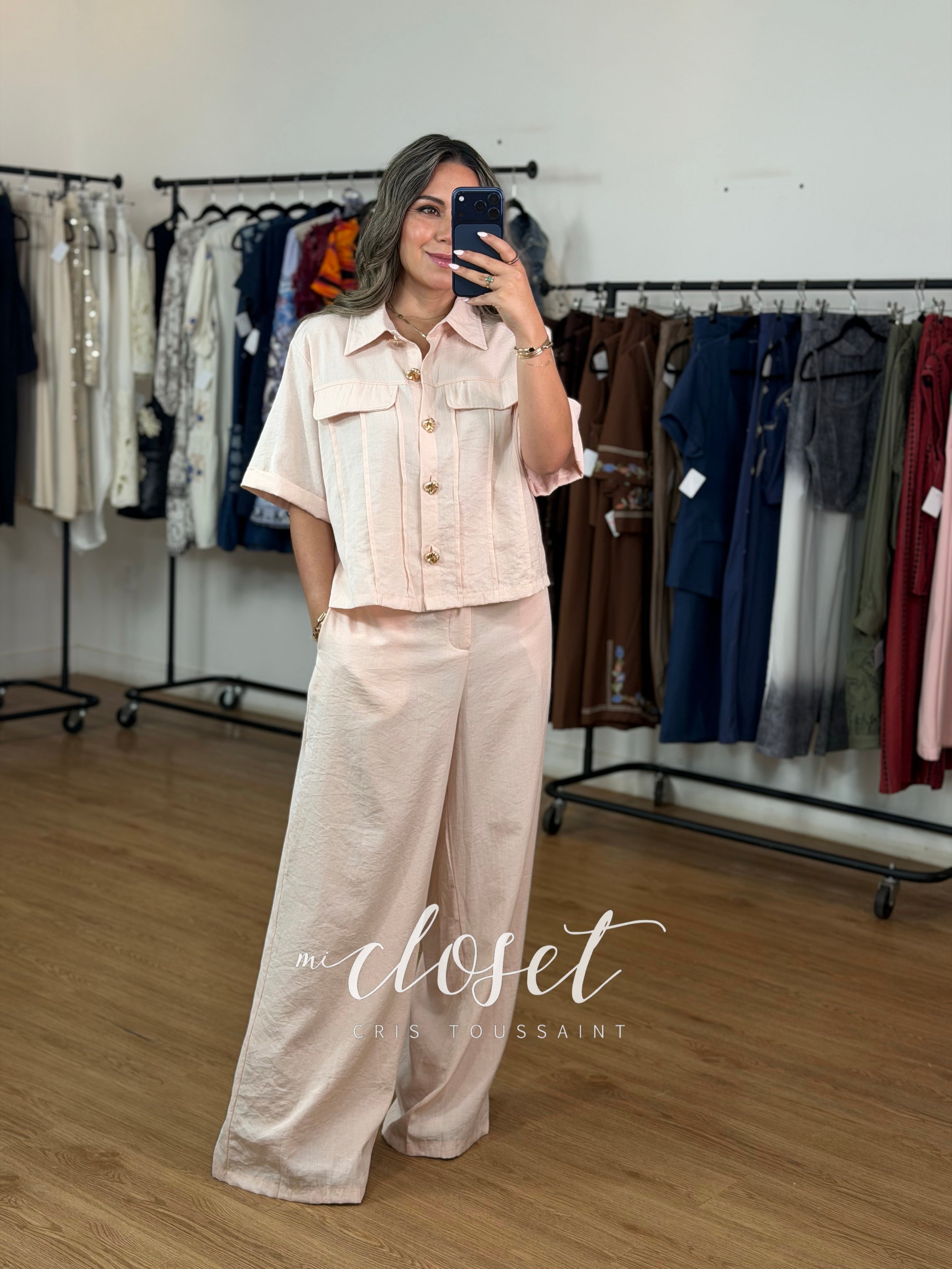 CONJUNTO TIPO LINO, PANTALÓN Y CAMISA CORTA CON BOTONES DORADOS