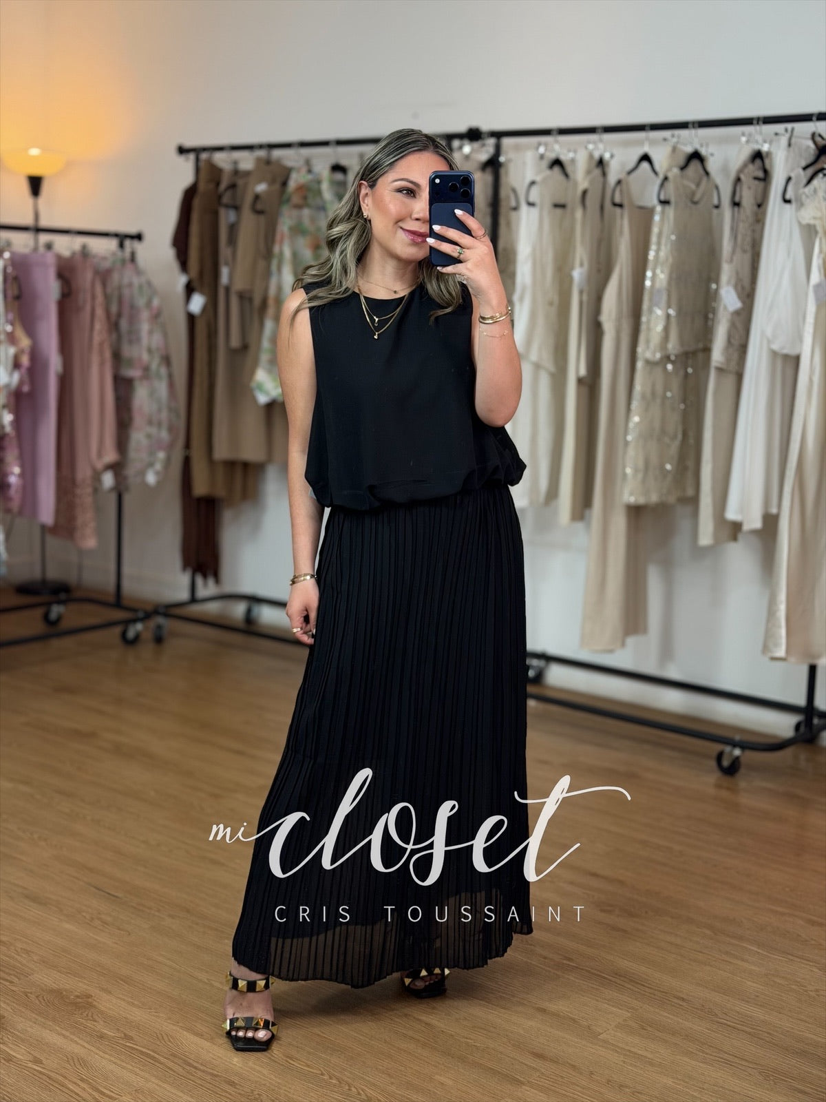 Conjunto falda plisada y blusa corta globo.