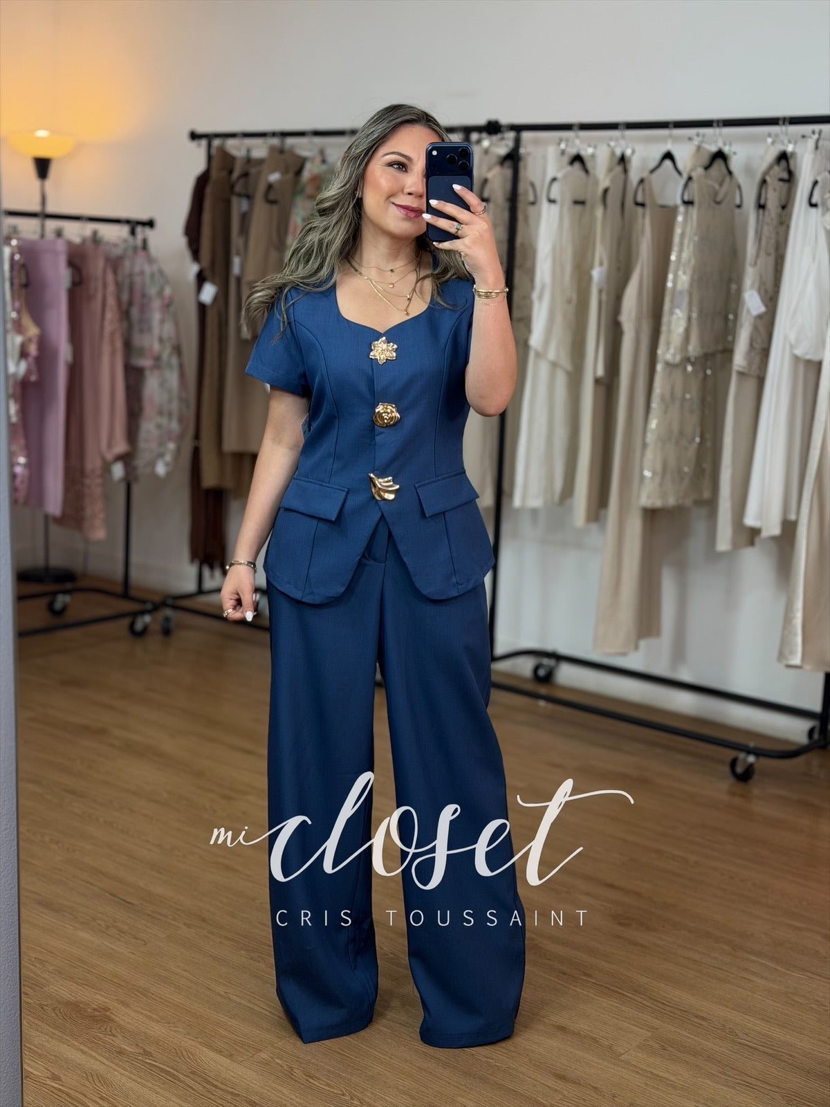 Conjunto con botones dorados.