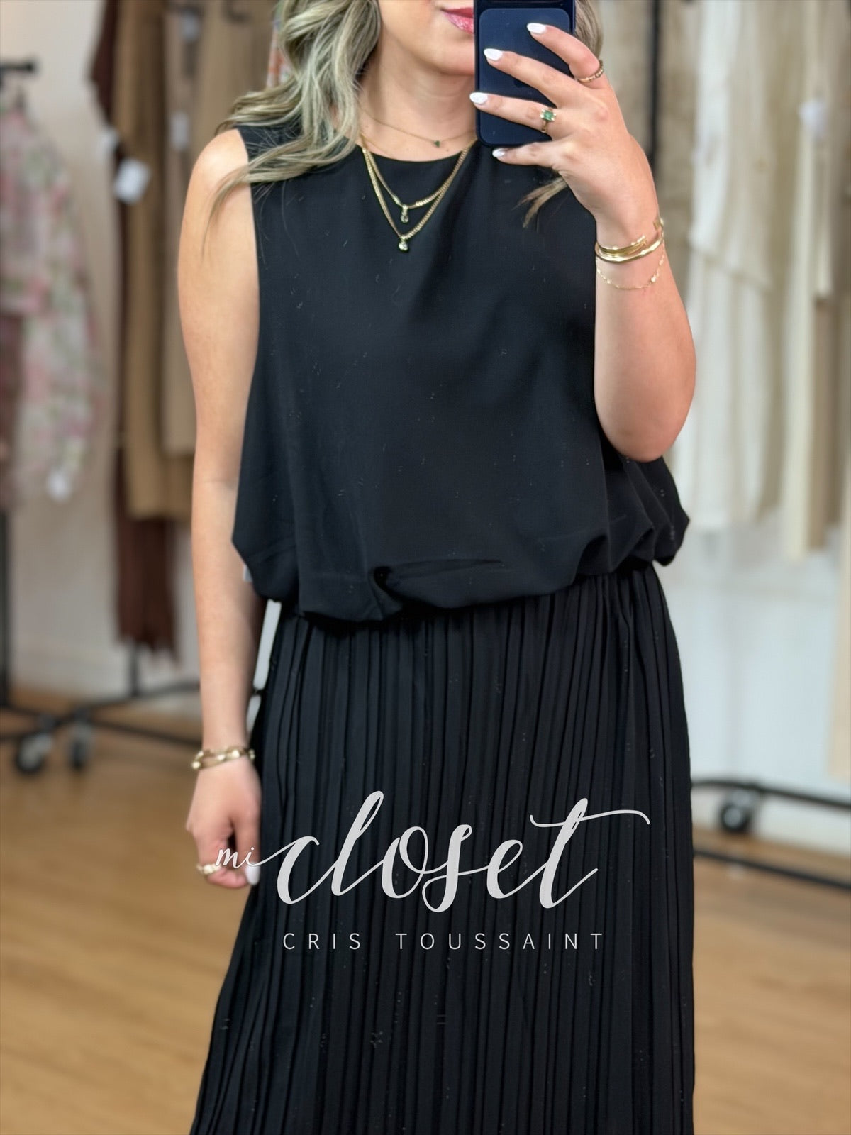 Conjunto falda plisada y blusa corta globo.