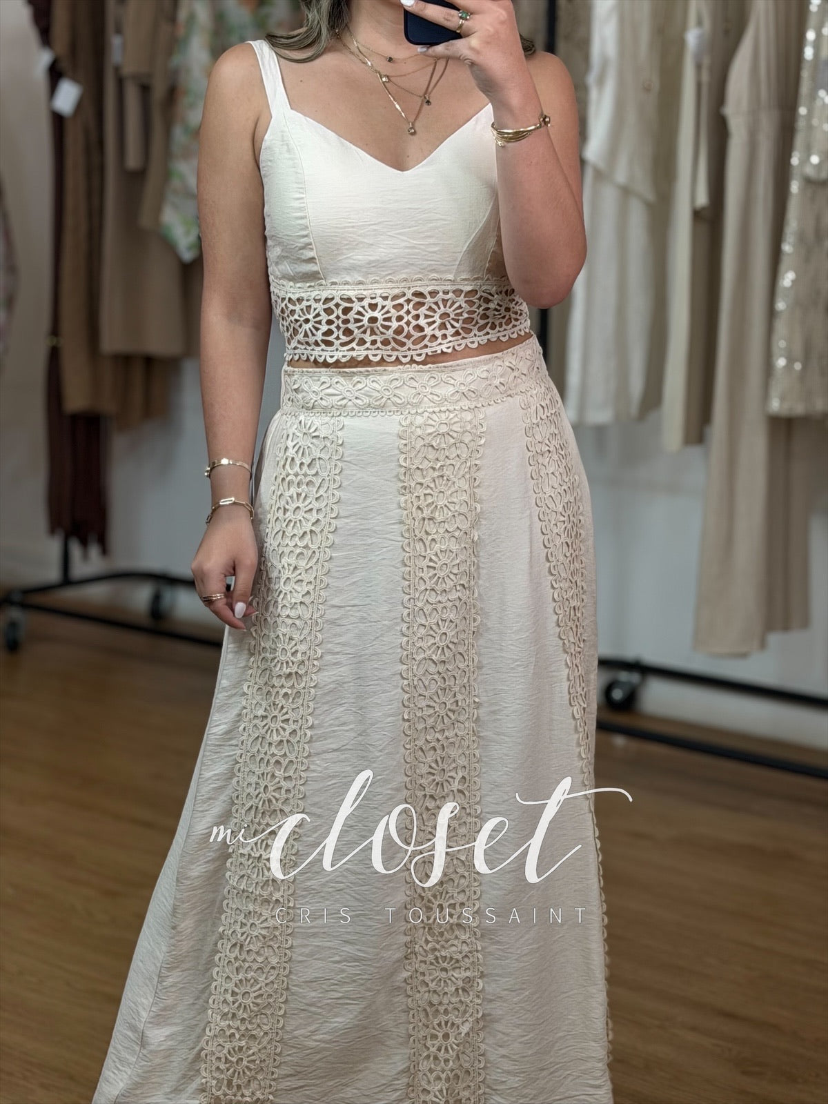 Conjunto ligero de top y falda con detalles de encaje.