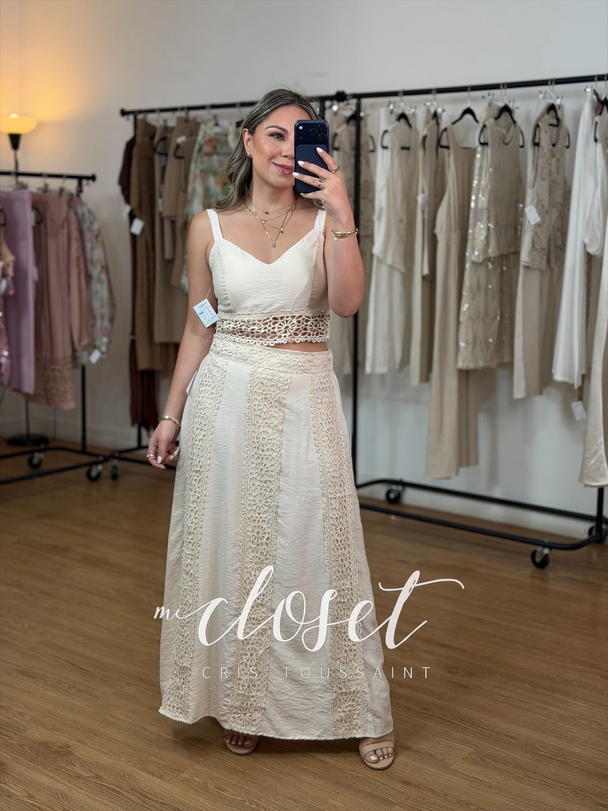 Conjunto ligero de top y falda con detalles de encaje.