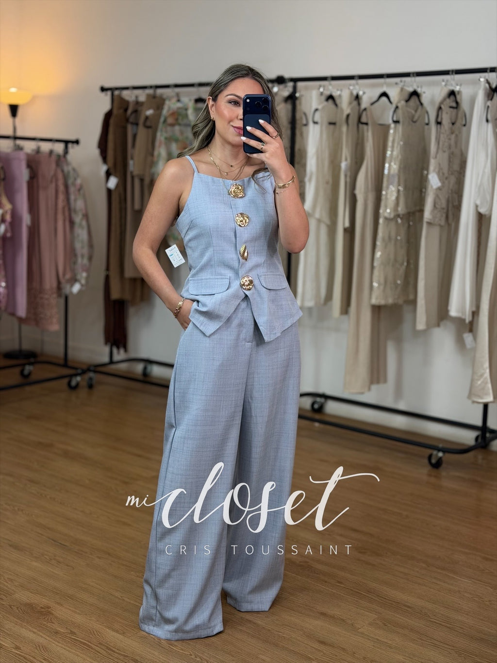 Conjunto ligero de pantalón y chaleco con botones gigantes y tirantes.