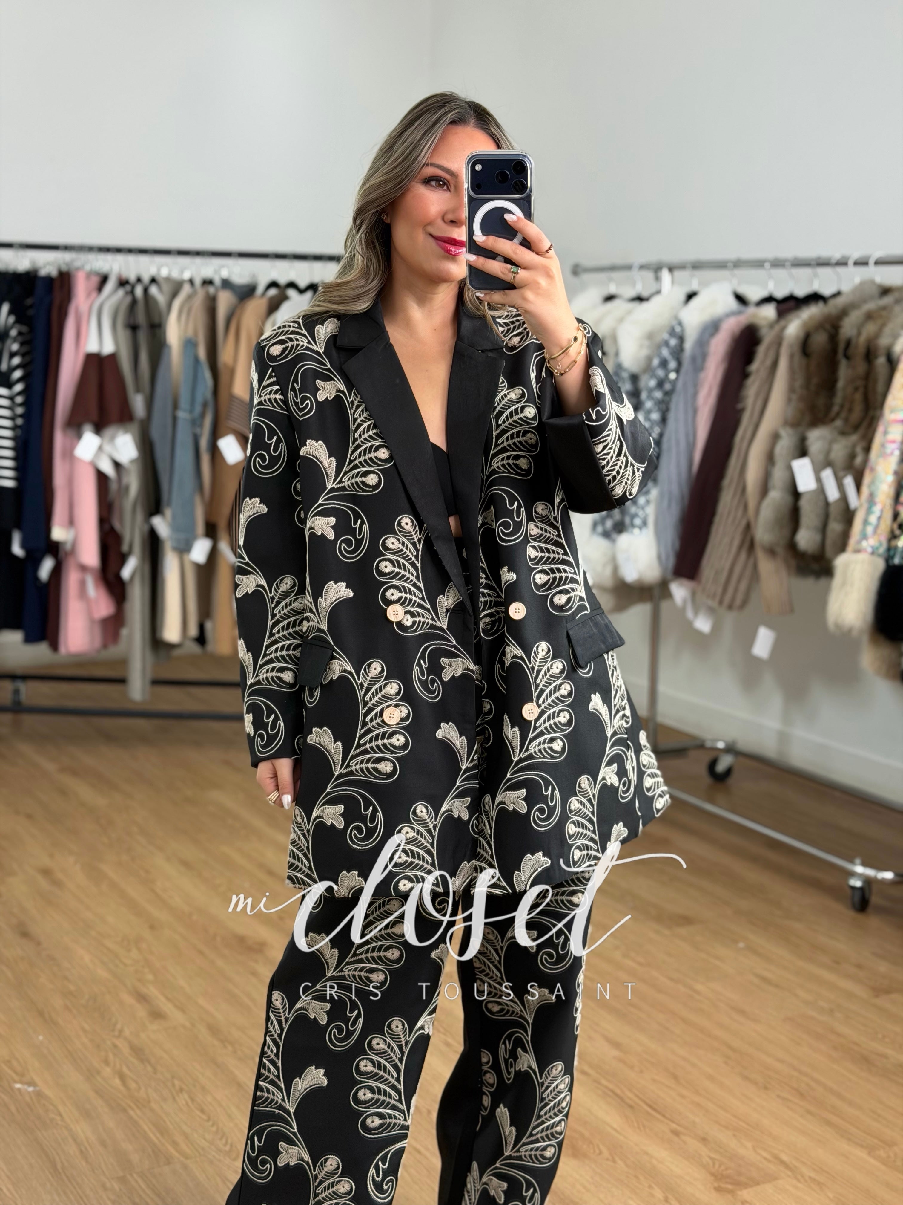 CONJUNTO CON BLAZER OVERSIZED, BORDADO TODO EL FRENTE, MANGAS Y FRENTE DEL PANTALÓN