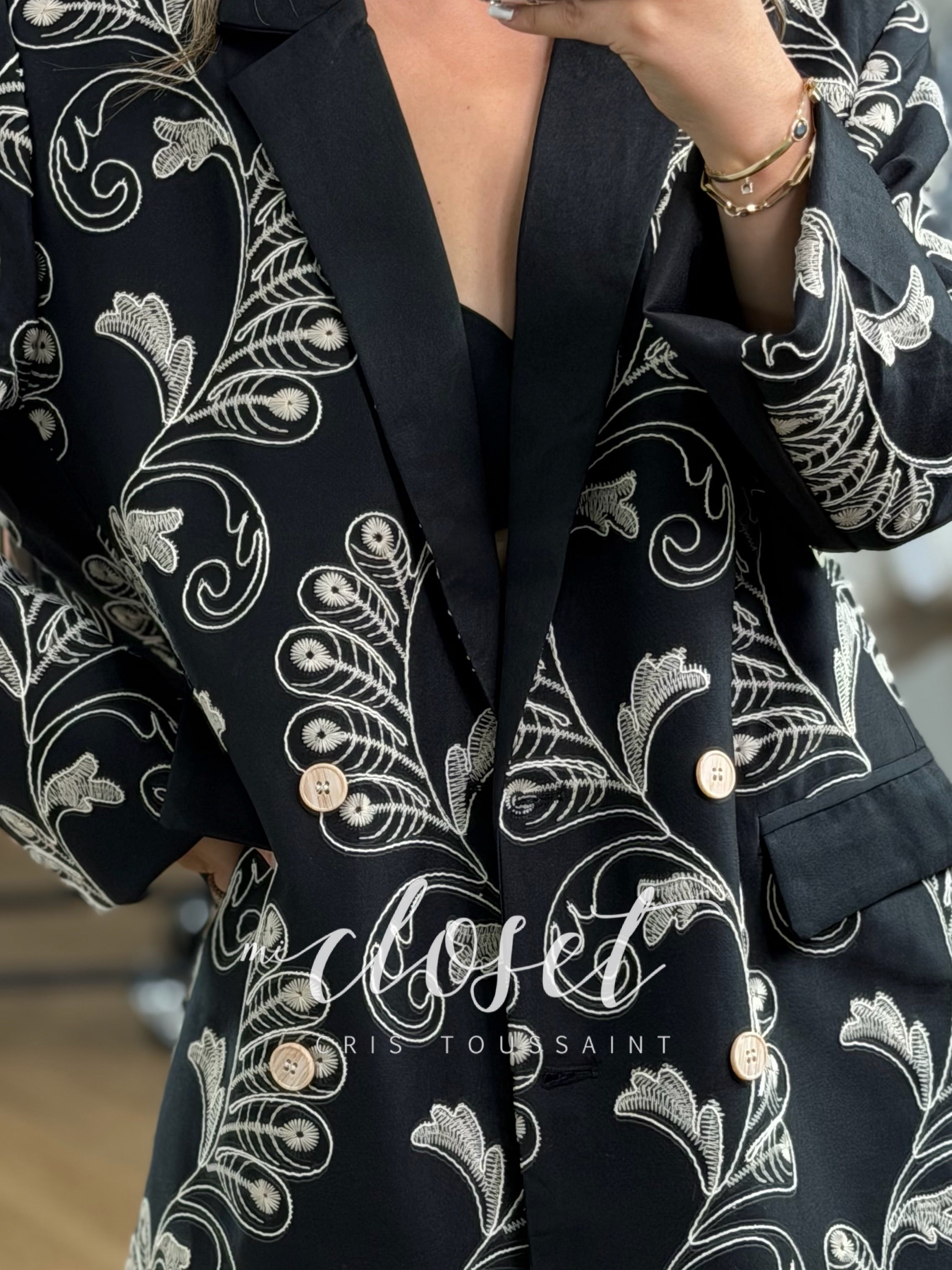 CONJUNTO CON BLAZER OVERSIZED, BORDADO TODO EL FRENTE, MANGAS Y FRENTE DEL PANTALÓN