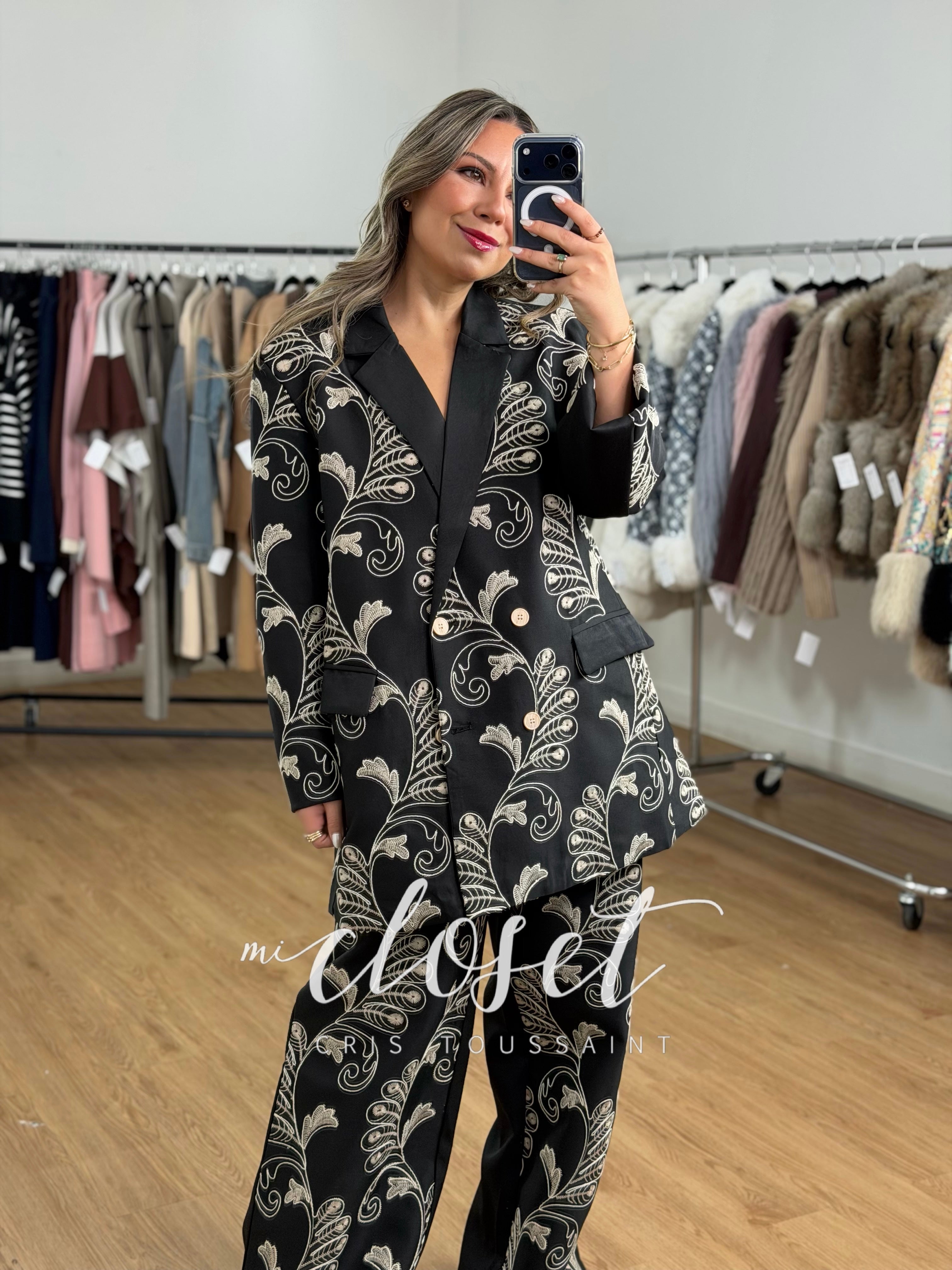 CONJUNTO CON BLAZER OVERSIZED, BORDADO TODO EL FRENTE, MANGAS Y FRENTE DEL PANTALÓN