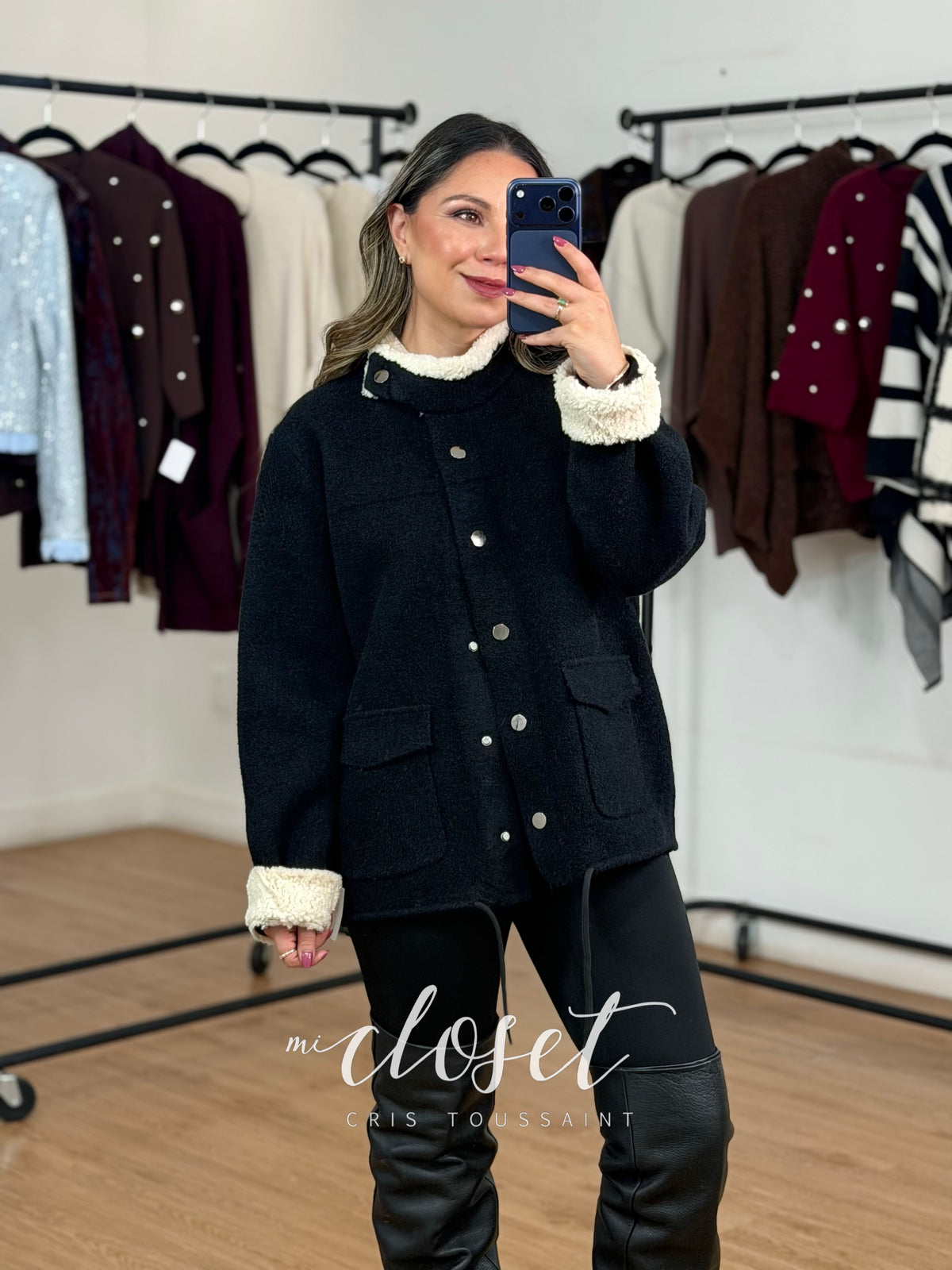 CHAMARRA SEMI GRUESA, SÚPER SUAVE, CON CUELLO Y PUÑOS TIPO BORREGO Y CINTA AJUSTABLE EN CINTURA