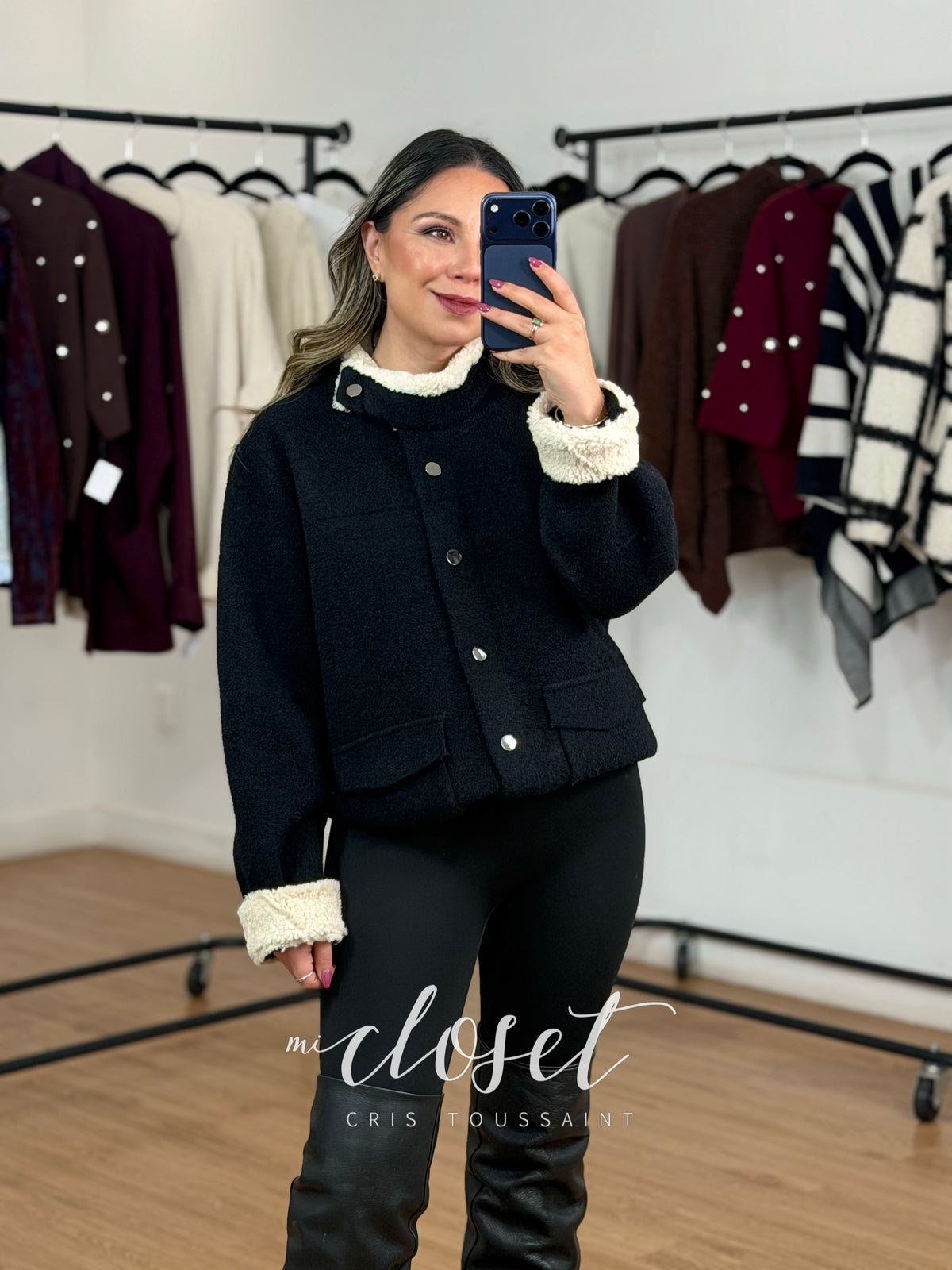 CHAMARRA SEMI GRUESA, SÚPER SUAVE, CON CUELLO Y PUÑOS TIPO BORREGO Y CINTA AJUSTABLE EN CINTURA