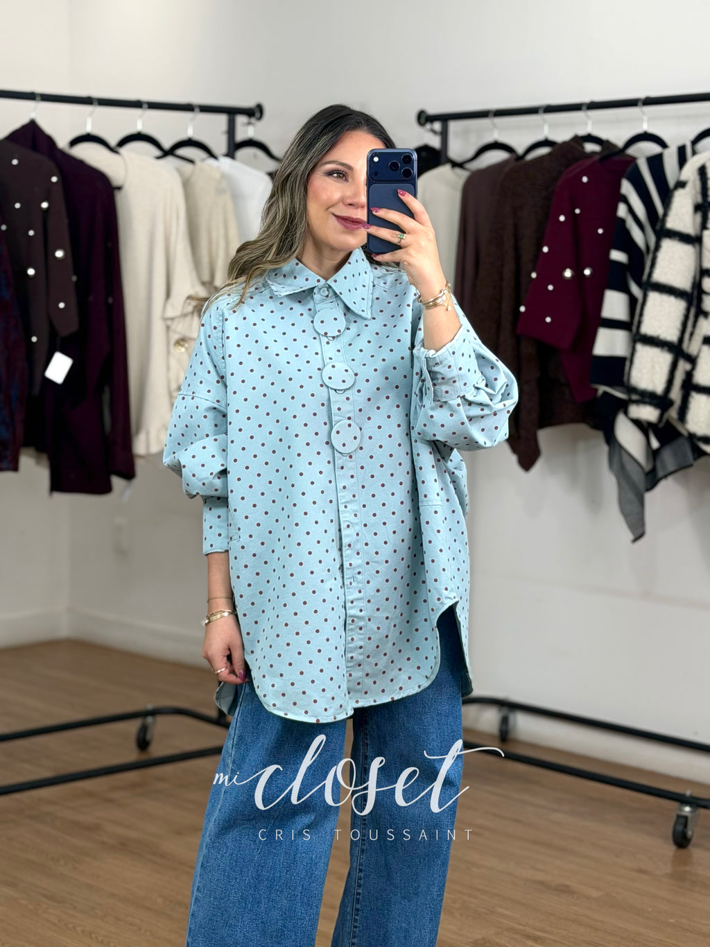 CHAMARRA OVERSIZED SEMI GRUESA TELA GABARDINA, CON DETALLE EN BOTONES (AZUL CON PUNTOS VINO)