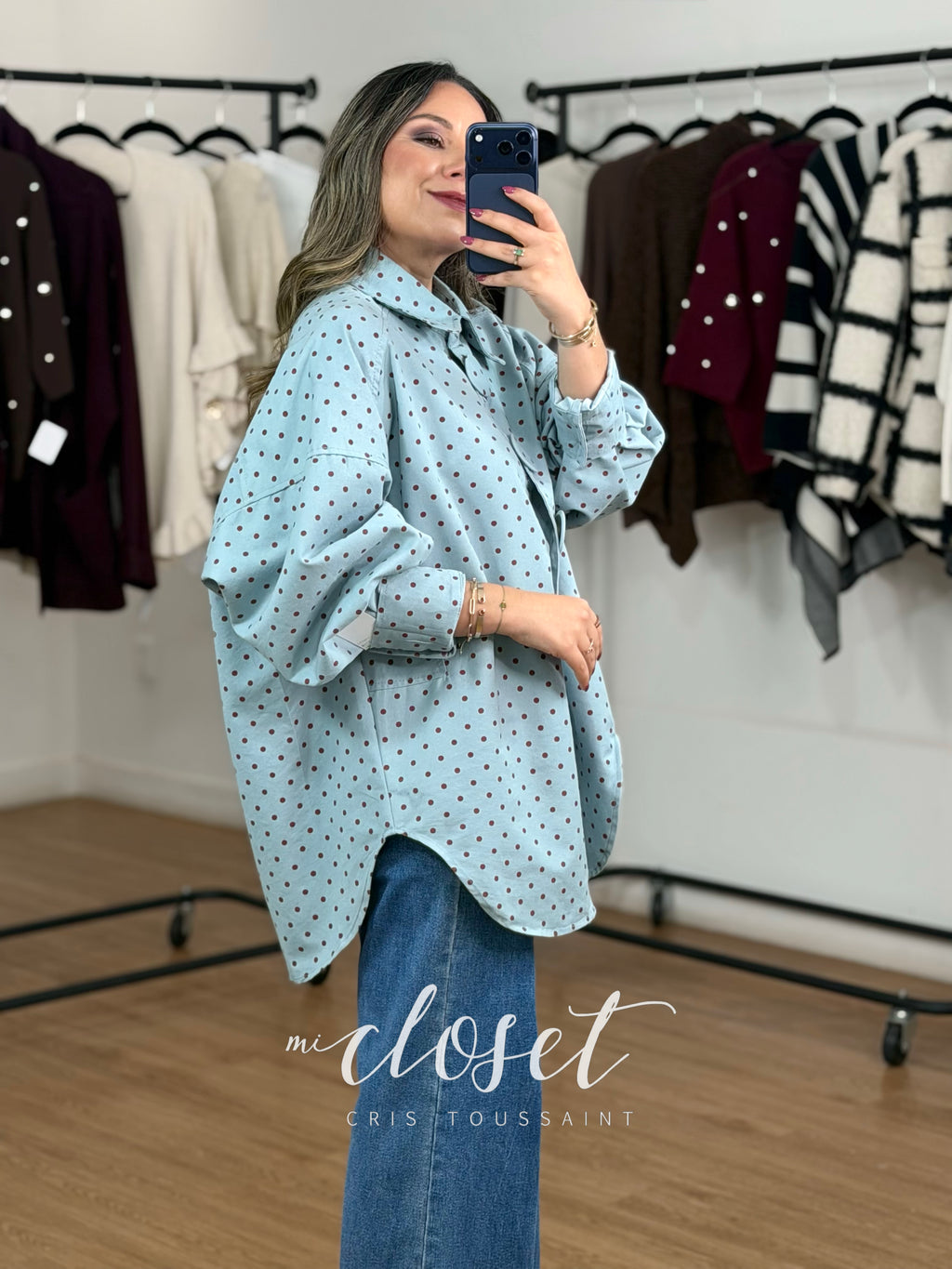 CHAMARRA OVERSIZED SEMI GRUESA TELA GABARDINA, CON DETALLE EN BOTONES (AZUL CON PUNTOS VINO)