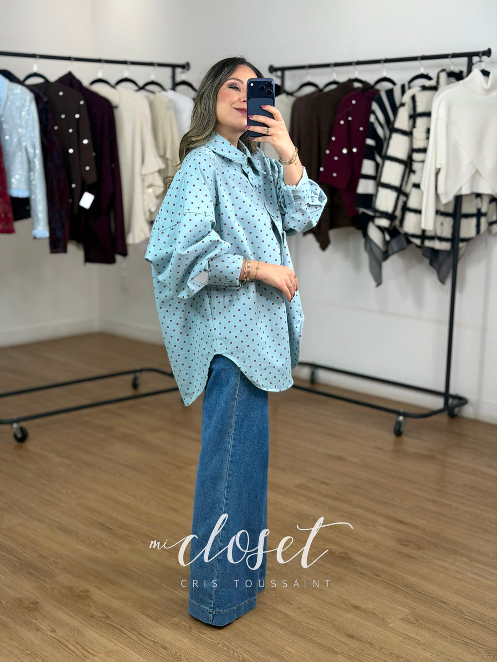 CHAMARRA OVERSIZED SEMI GRUESA TELA GABARDINA, CON DETALLE EN BOTONES (AZUL CON PUNTOS VINO)