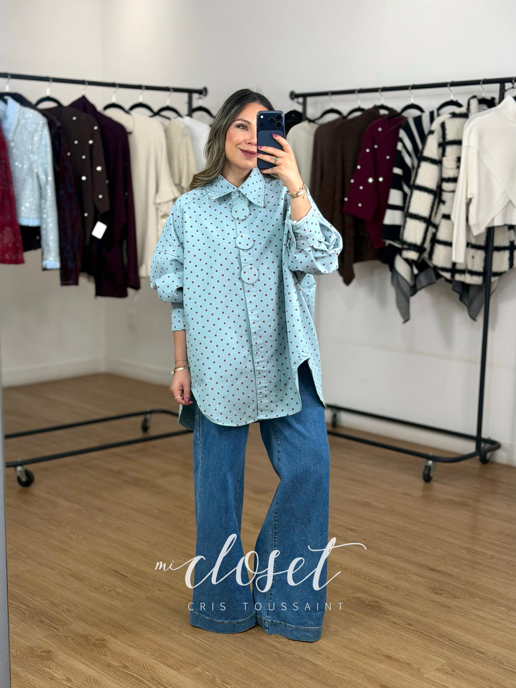 CHAMARRA OVERSIZED SEMI GRUESA TELA GABARDINA, CON DETALLE EN BOTONES (AZUL CON PUNTOS VINO)