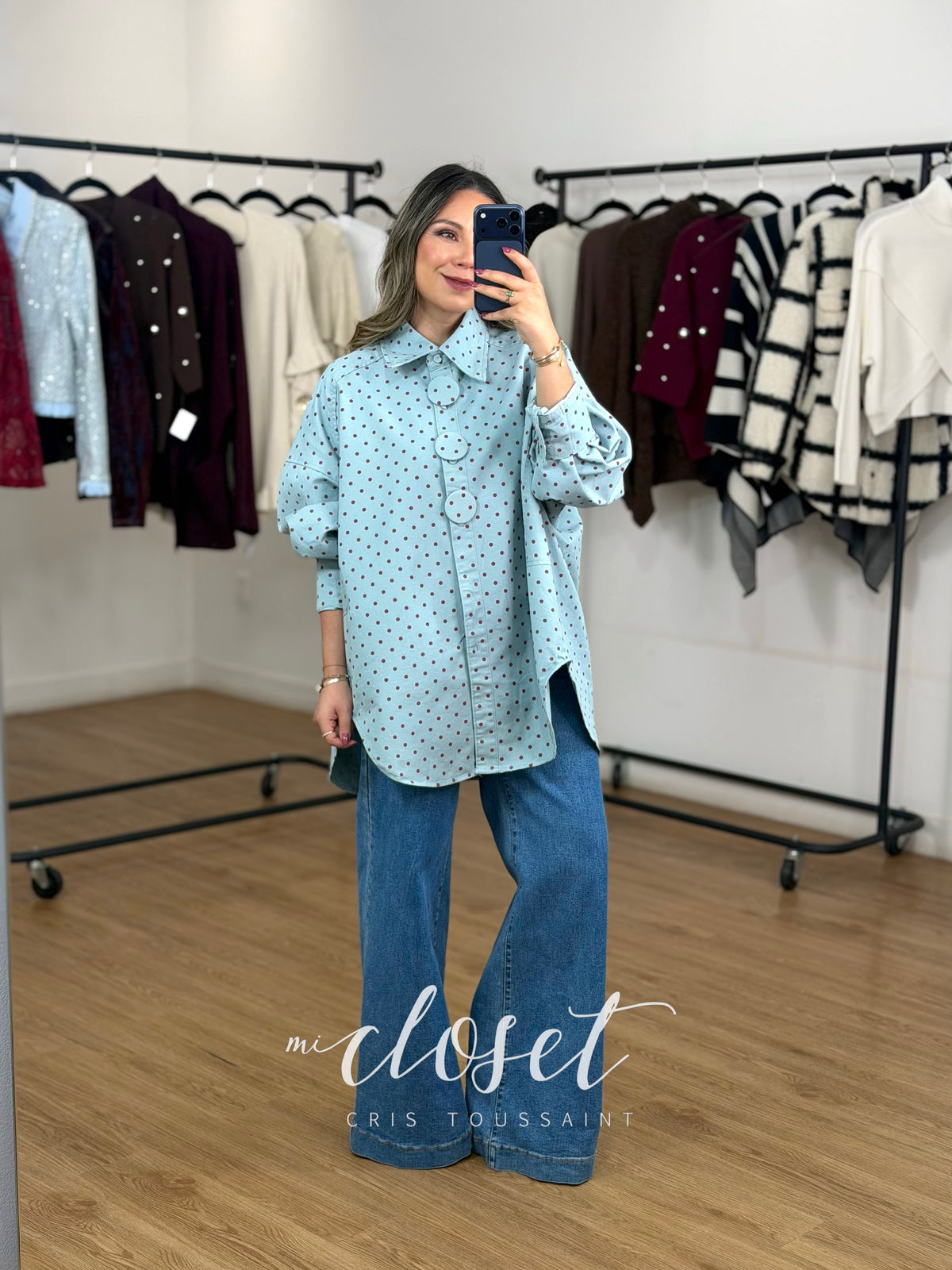CHAMARRA OVERSIZED SEMI GRUESA TELA GABARDINA, CON DETALLE EN BOTONES (AZUL CON PUNTOS VINO)