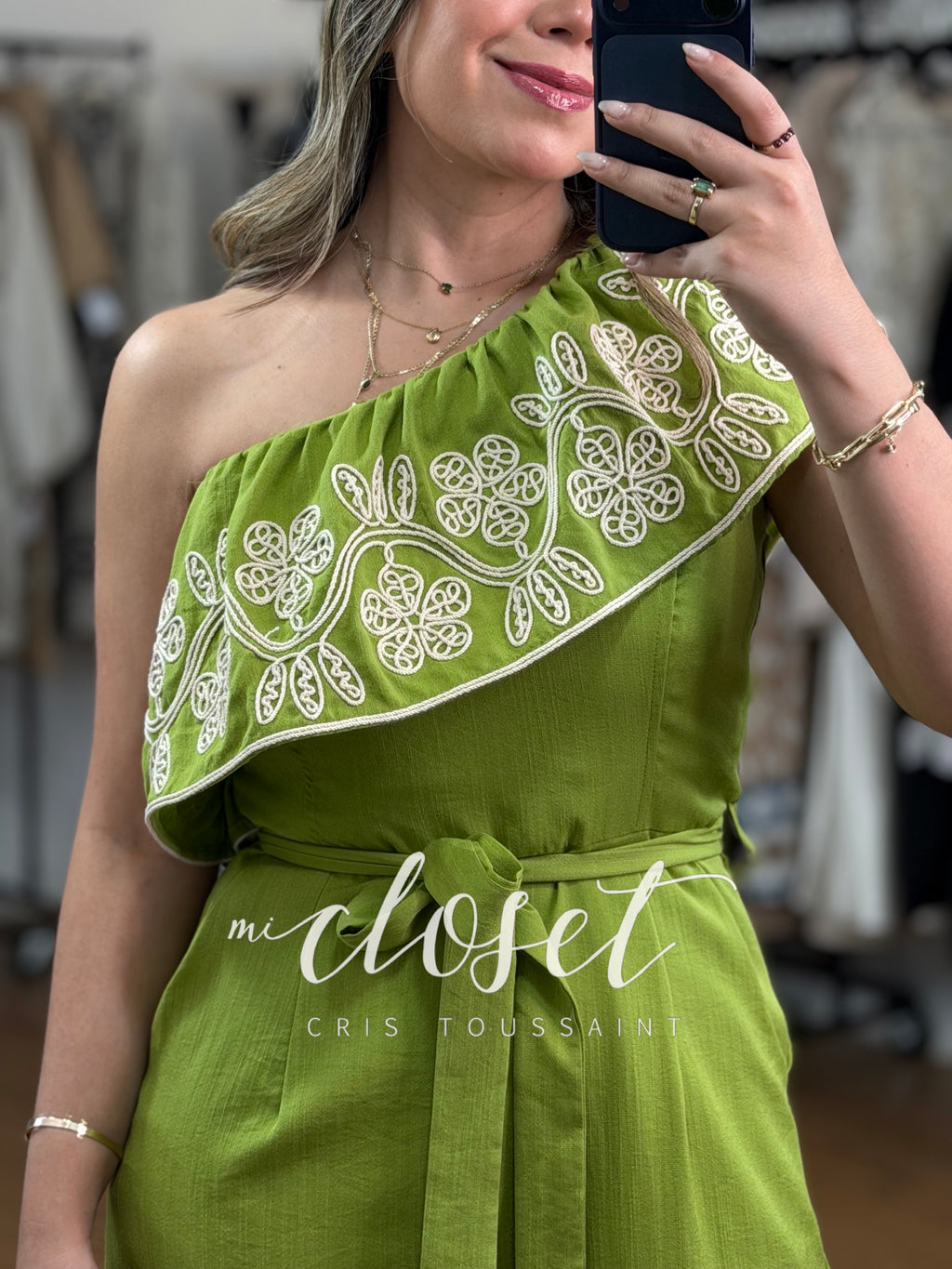 Jumpsuit con cinta ajustable, bordado en olán y tobillos con hombro descubierto.