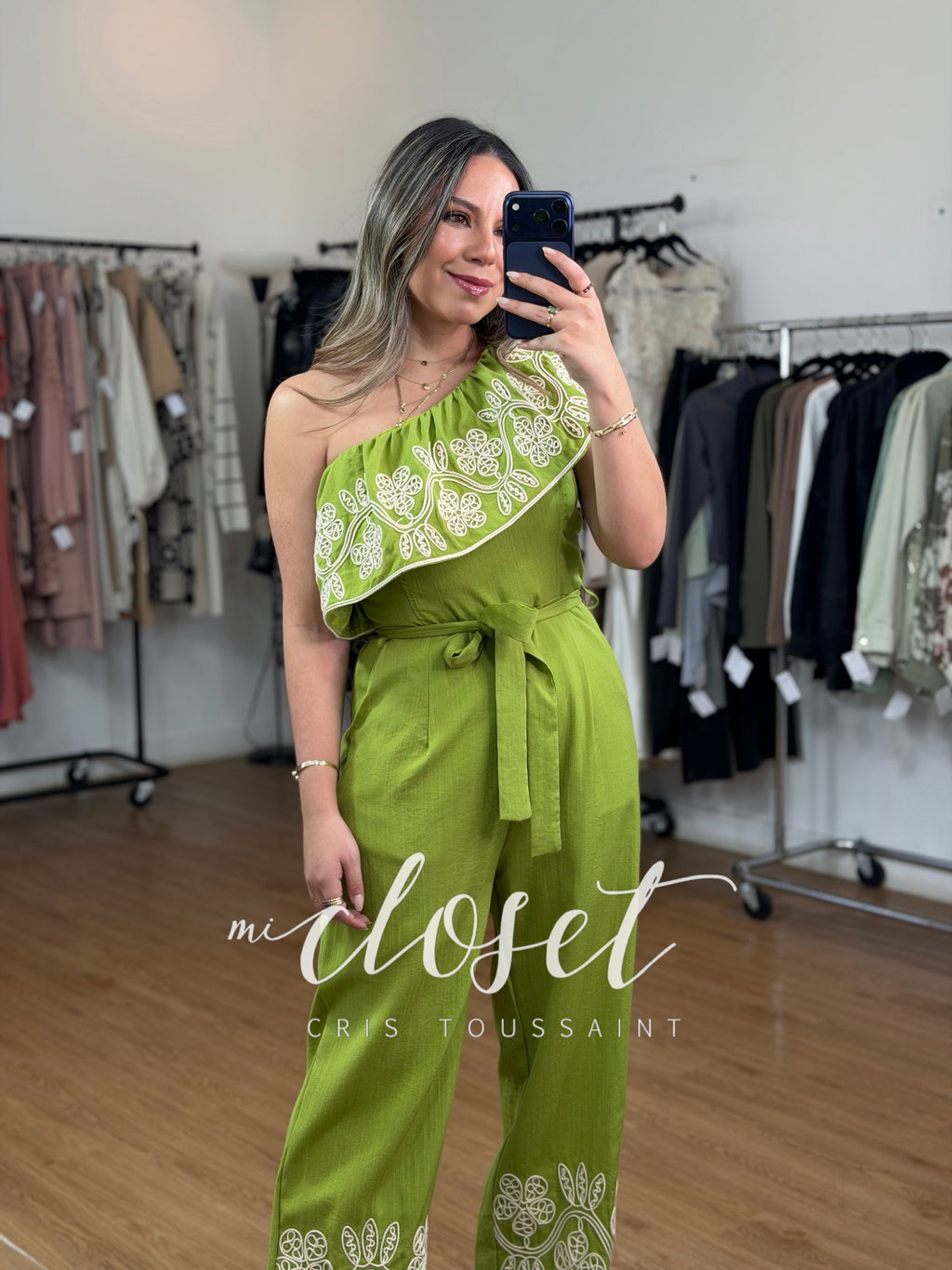 Jumpsuit con cinta ajustable, bordado en olán y tobillos con hombro descubierto.