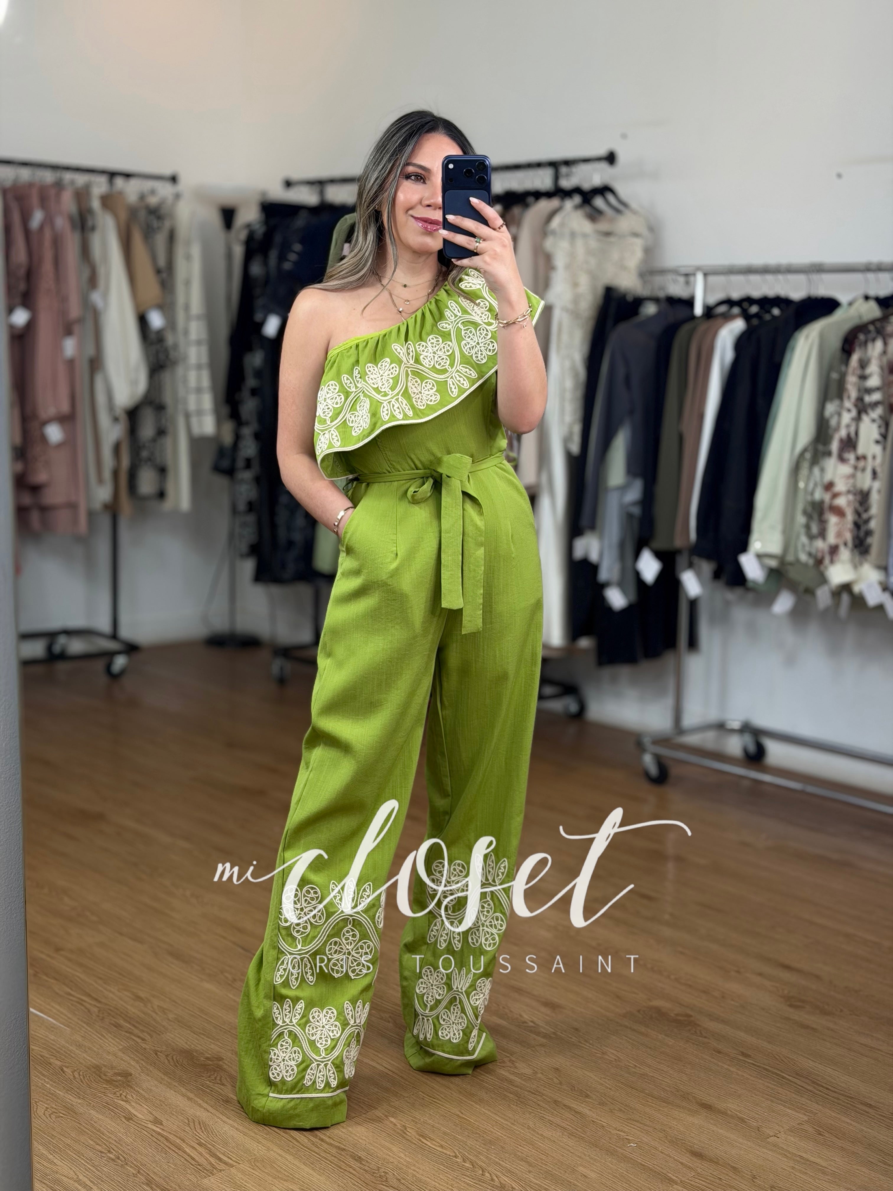 Jumpsuit con cinta ajustable, bordado en olán y tobillos con hombro descubierto.