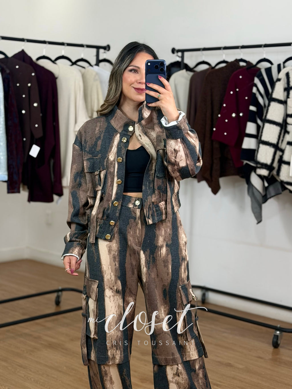 CONJUNTO DE CHAMARRA CON BOLSAS Y RESORTE EN CINTURA, PANTALÓN CORTE WIDE LEG CON BOLSAS Y RESORTE TRASERO