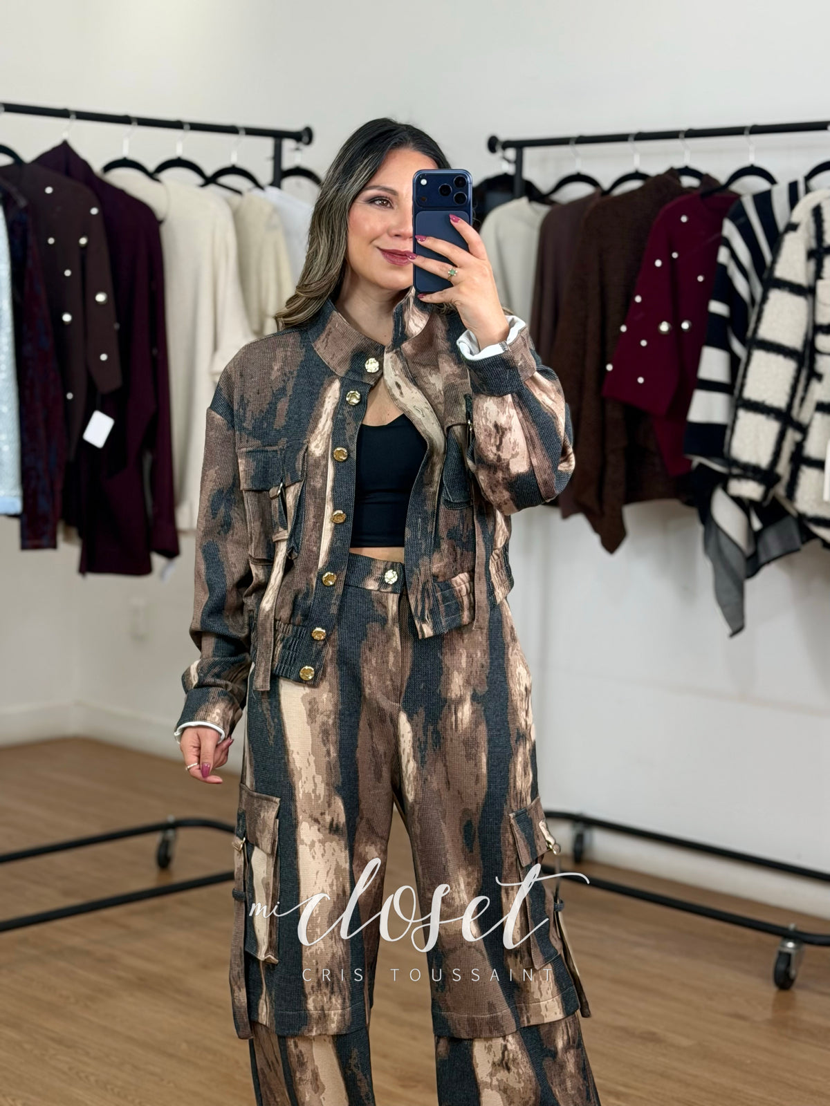 CONJUNTO DE CHAMARRA CON BOLSAS Y RESORTE EN CINTURA, PANTALÓN CORTE WIDE LEG CON BOLSAS Y RESORTE TRASERO