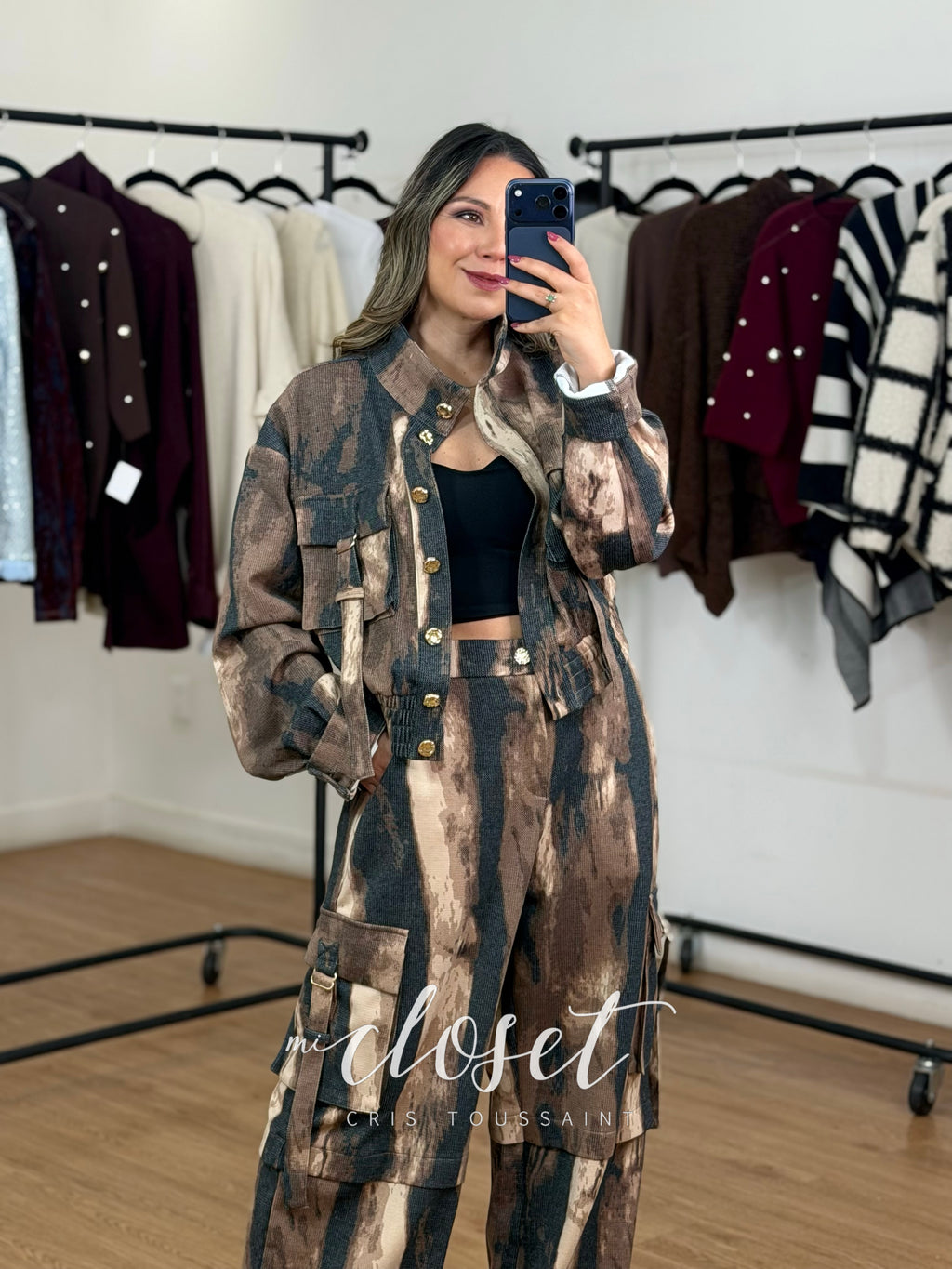 CONJUNTO DE CHAMARRA CON BOLSAS Y RESORTE EN CINTURA, PANTALÓN CORTE WIDE LEG CON BOLSAS Y RESORTE TRASERO