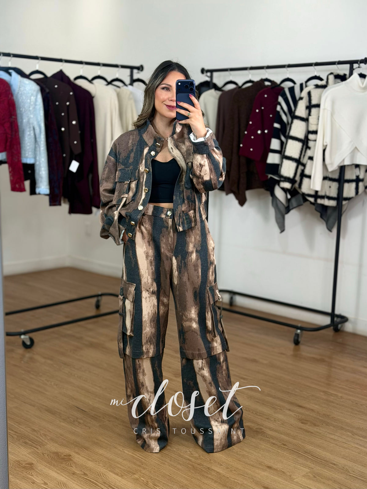 CONJUNTO DE CHAMARRA CON BOLSAS Y RESORTE EN CINTURA, PANTALÓN CORTE WIDE LEG CON BOLSAS Y RESORTE TRASERO