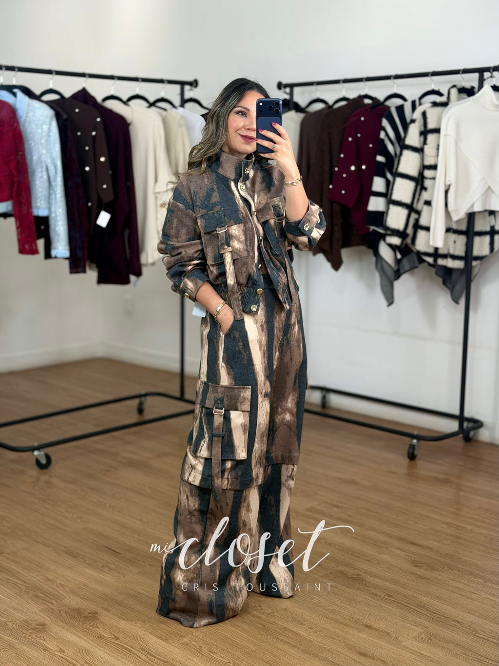 CONJUNTO DE CHAMARRA CON BOLSAS Y RESORTE EN CINTURA, PANTALÓN CORTE WIDE LEG CON BOLSAS Y RESORTE TRASERO
