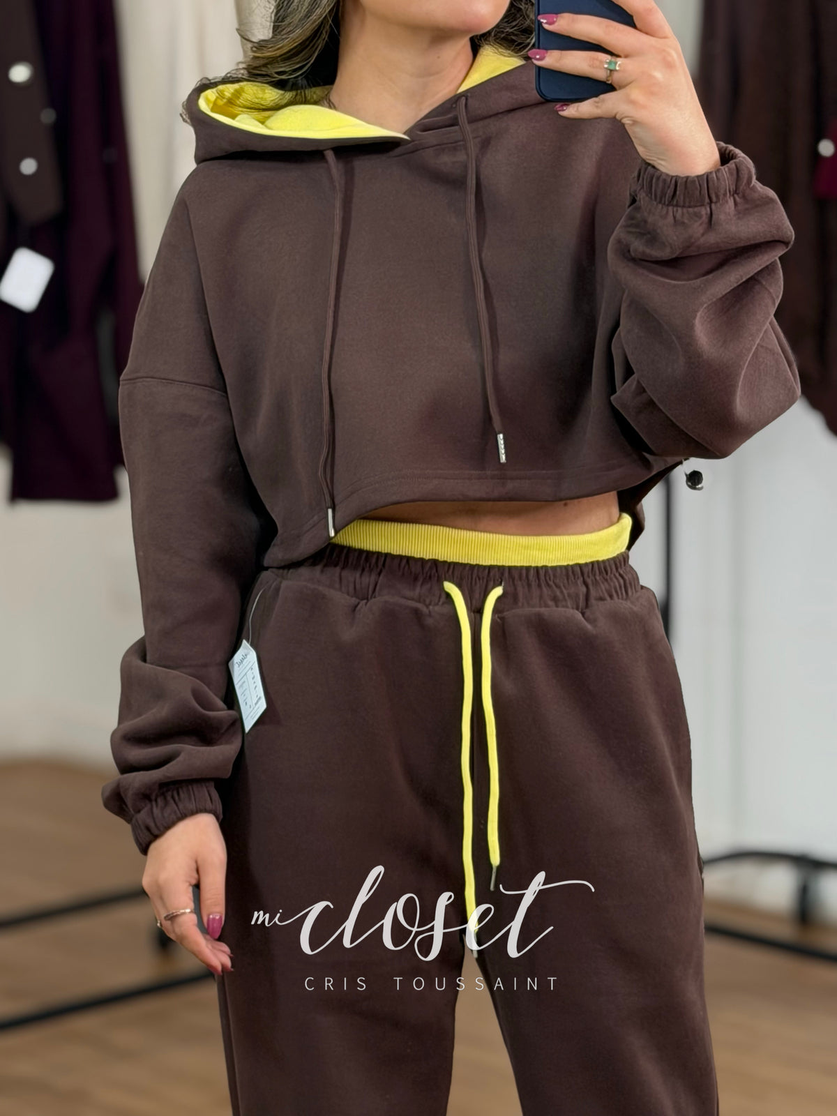 CONJUNTO DE HOODIE CORTA CON CINTA AJUSTABLE EN CINTURA, PUÑOS EN RESORTE, PANTS TIPO JOGGERS; GORRO Y PRETINA AMARILLA CON CINTA AJUSTABLE