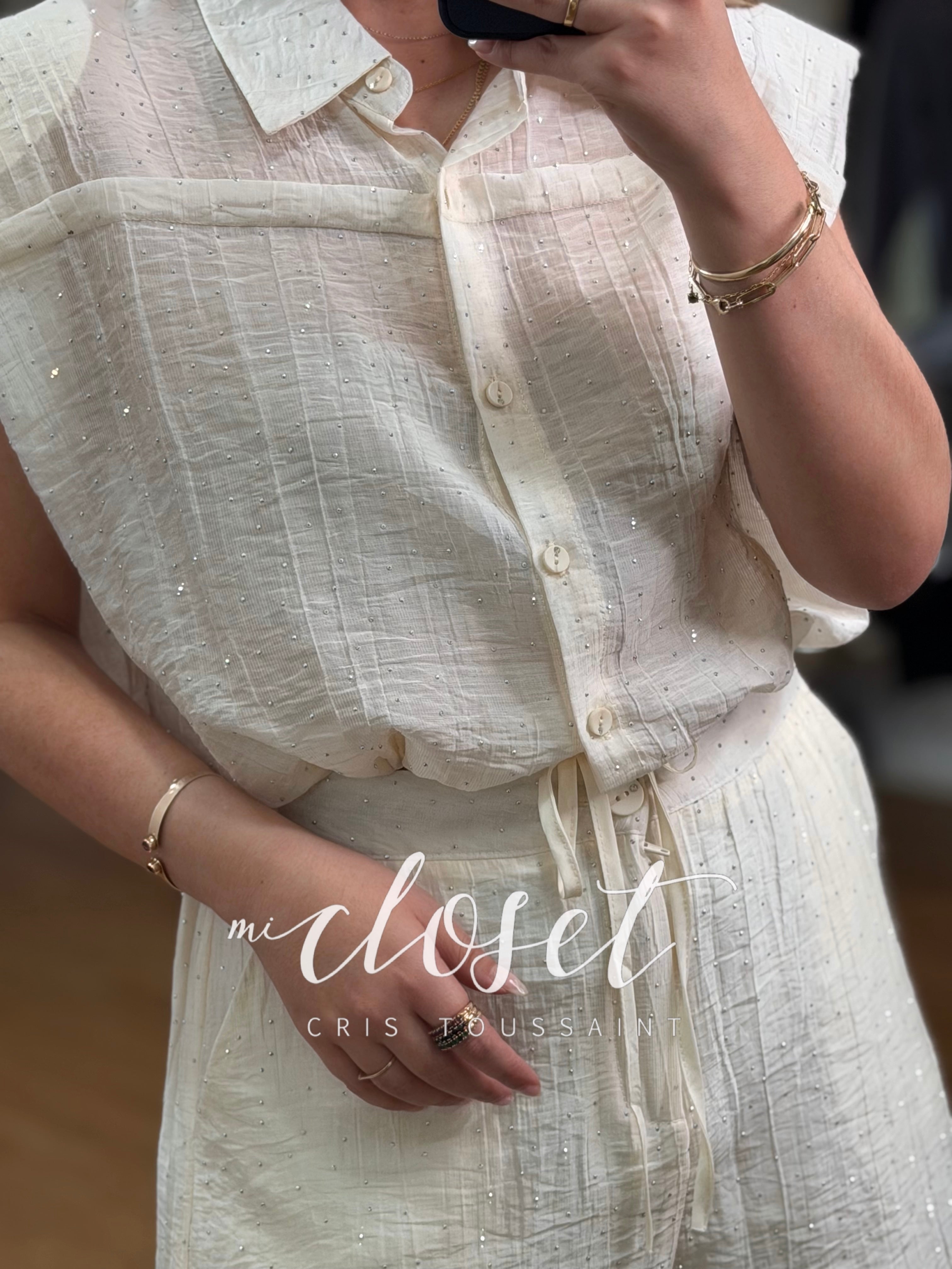 Conjunto de short y camisa oversized con hombreras y cintas ajustables en cintura, lleno de brillos.
