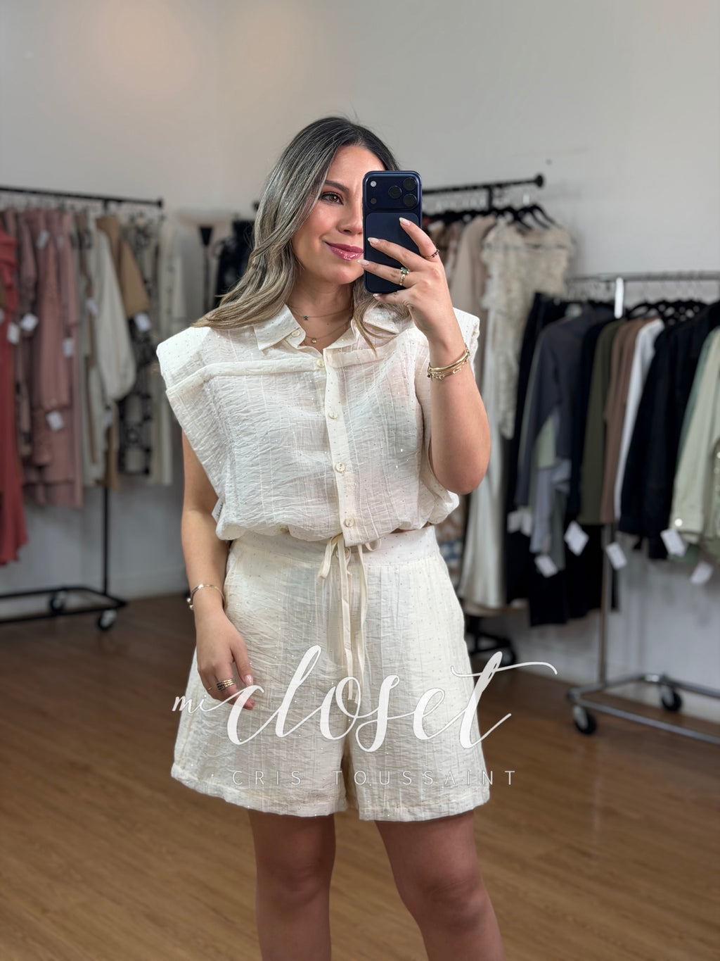 Conjunto de short y camisa oversized con hombreras y cintas ajustables en cintura, lleno de brillos.